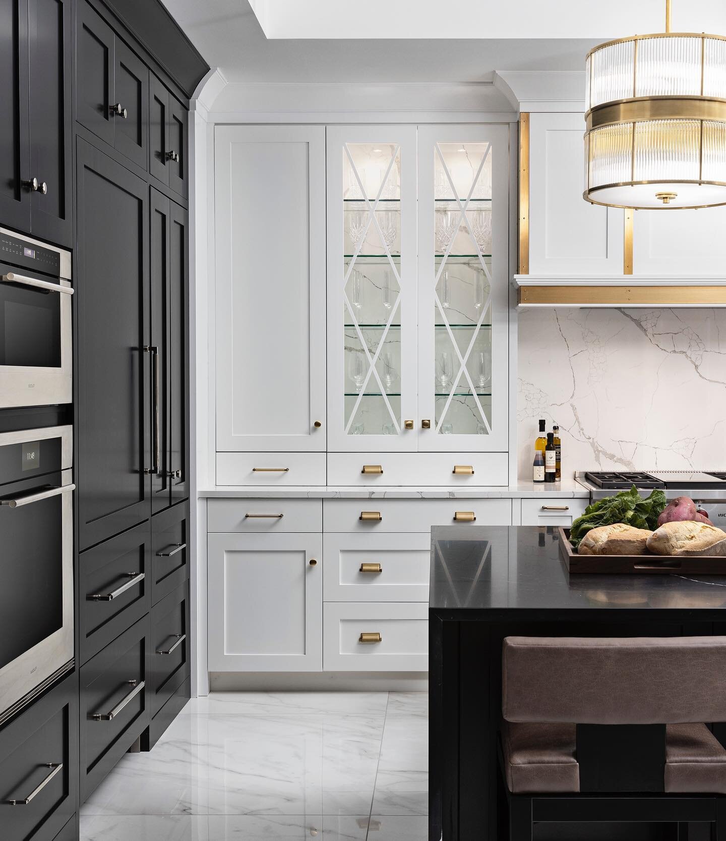 Custom kitchen cabinetry, dramatic accents, and running countertop material inside cabinetry are just a few of the highlights in this kitchen. 
Design: @meriendakadesigngroup 

&bull;
&bull;
&bull;

#modernluxuryinteriors #luxury #luxuryhomes #transi