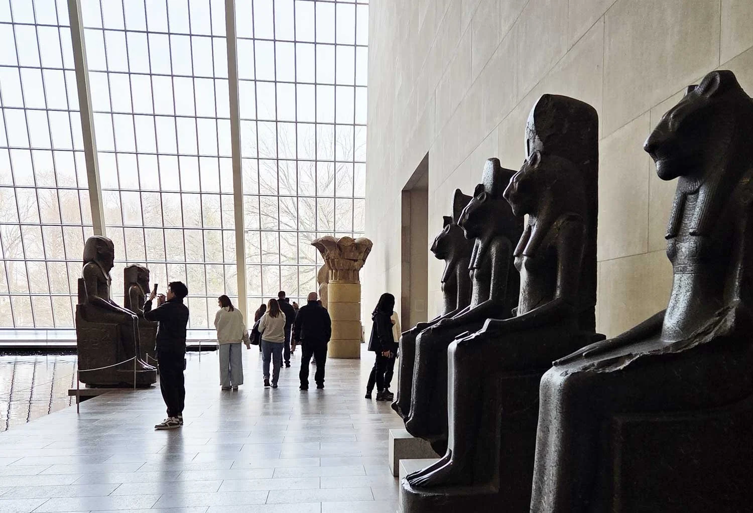 Row of Sekhment statues, Met museum.