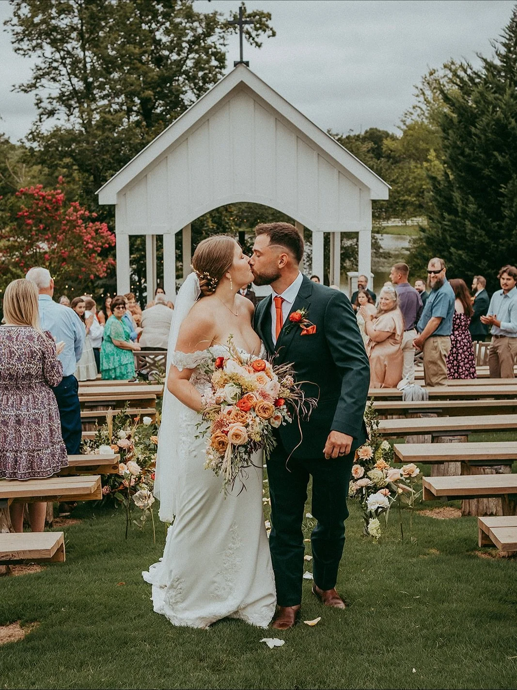 Rebekah & Matthew 🤍 8.2.25
Photography by @madewell.photography 
Florals by @jnepsha