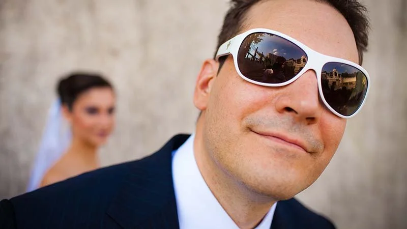 Cooler Bräutigam mit Sonnenbrille