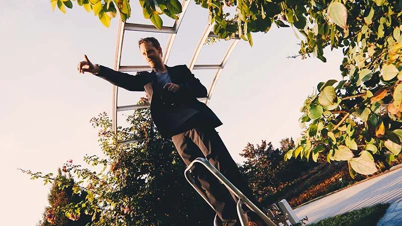 Fotograf auf Leiter zeigt Eins