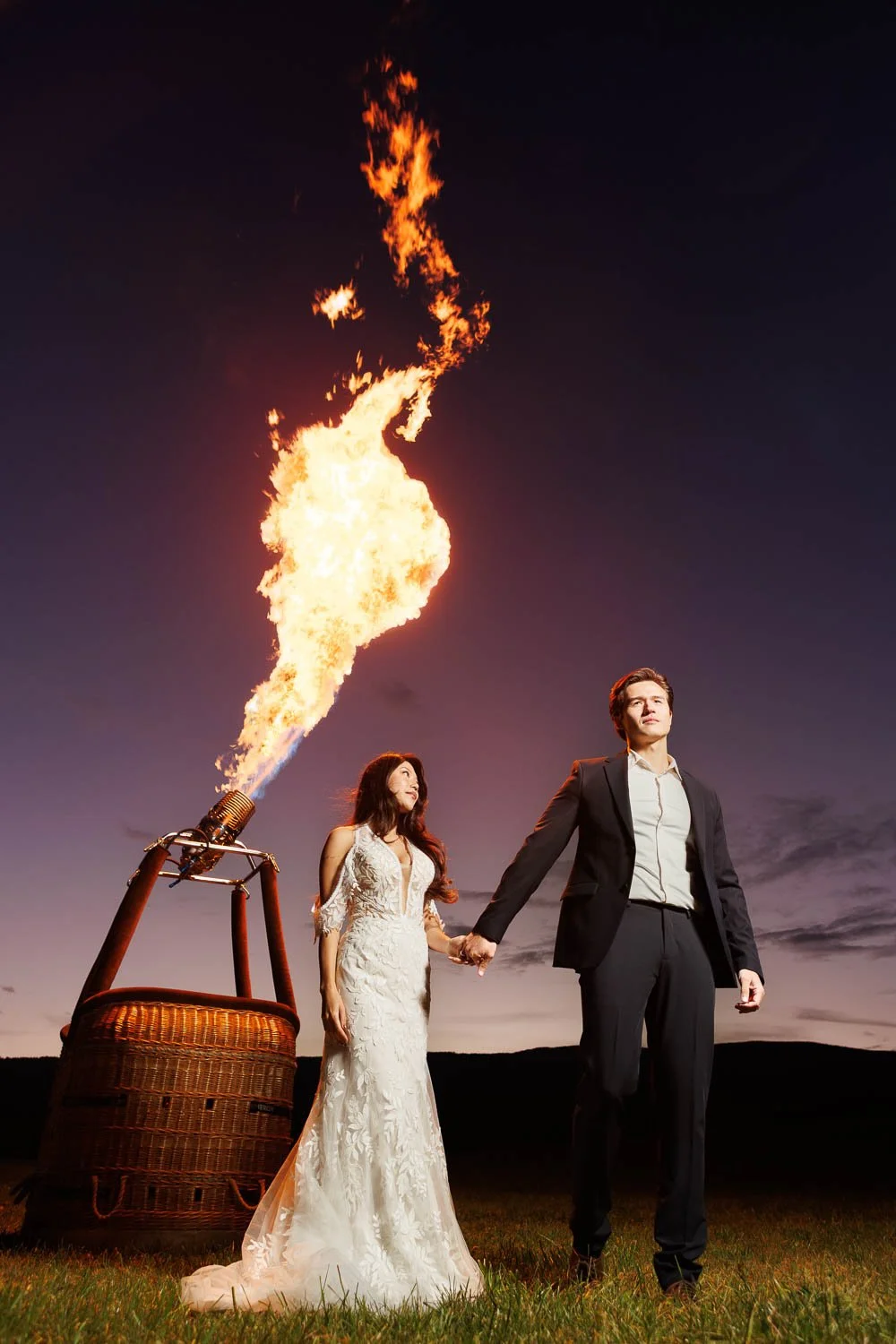 Dramatische Aufnahmen zur Blauen Stunde mit Flamme & Blitzlicht.