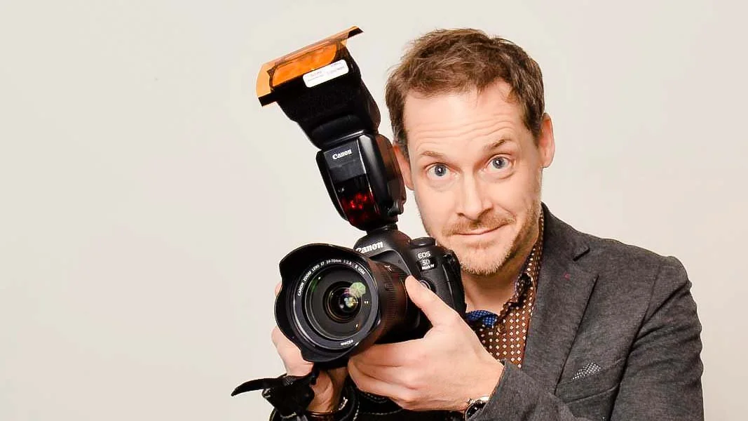 Fotograf mit CTO-Folie am Systemblitz