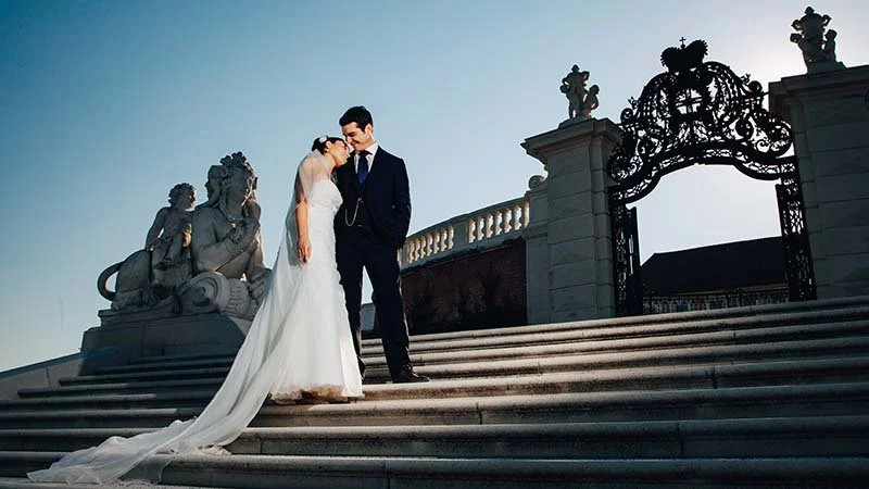 Brautpaar auf den Stiegen von Schlosshof