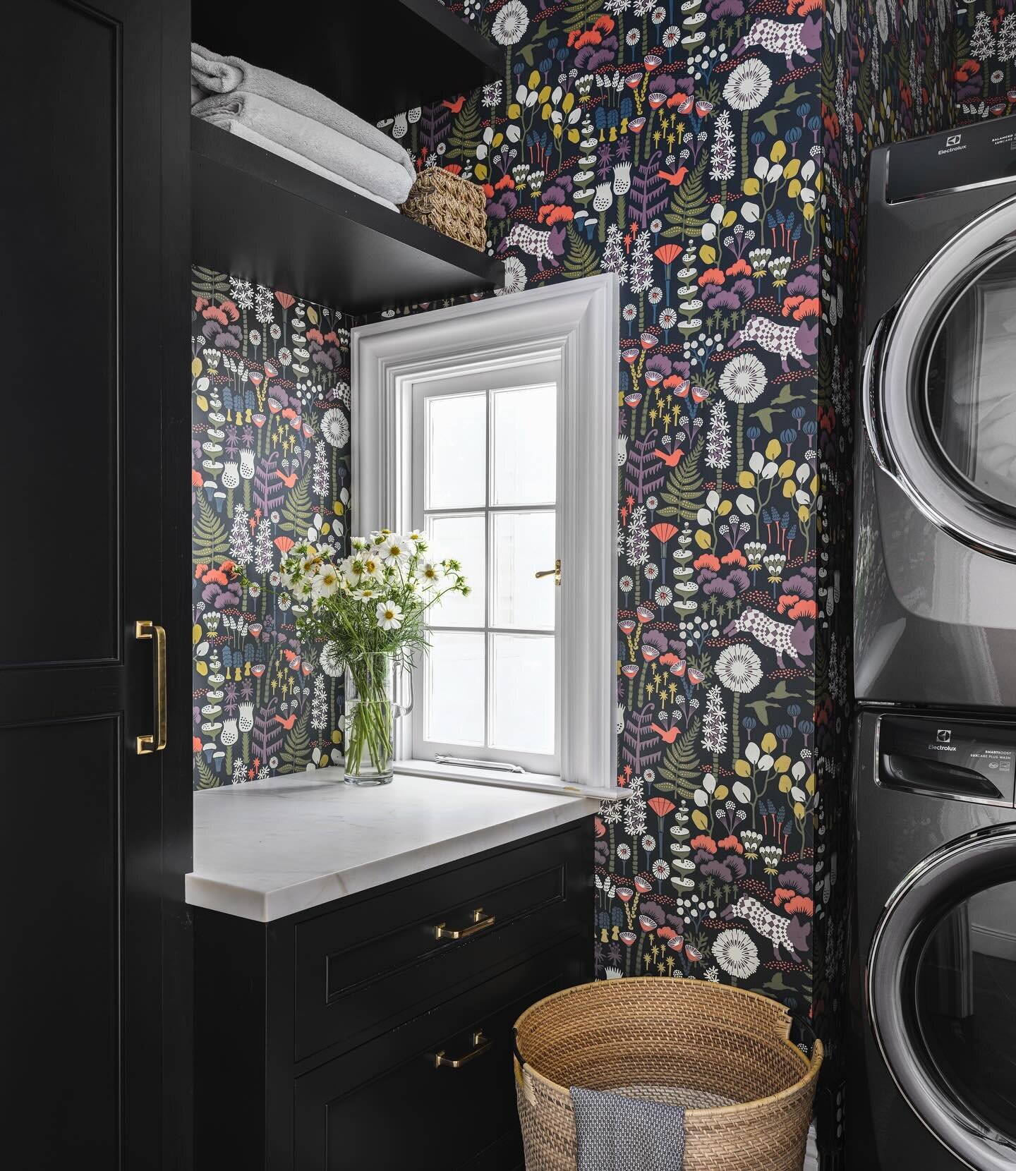 Spring has sprung 🤞 keeping it happy with this laundry room in the #Beau-arts Reno 💐 @schumacher1889 + @borastapeter 📸 @christopherstark builder: @s.melaugh_construction_  Arch: Doma Architecture  Styling: @fashawn1  #laundryroom #interiordesign #