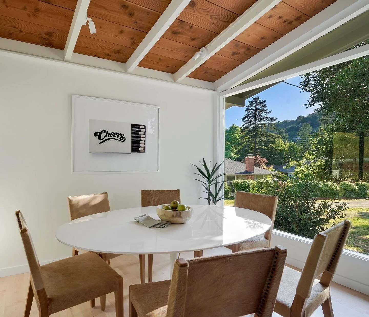 Let the ☀️ shine in! Featured dining room from @elenashawnprojects. Kind of in love with this ranch property in #marin.  Agent: @tsrealsf  #sananselmo #luxurystaging #realestate #staging #design #interiordesign #interiorstyling