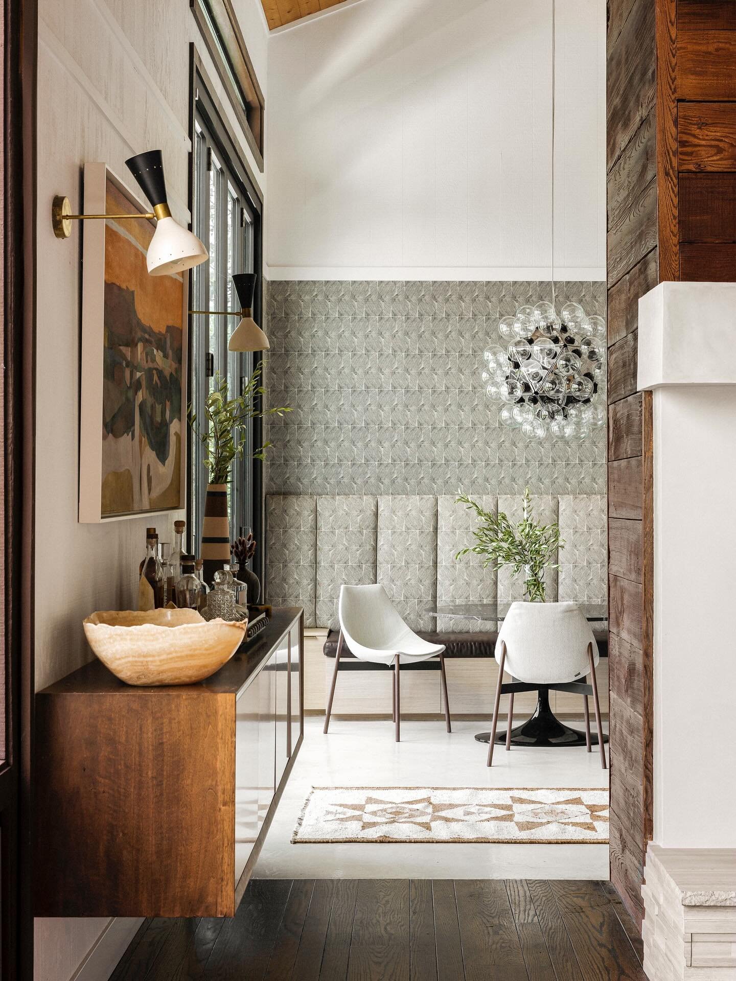 Creating a soulful space over at the Hillsode house. An easy way to do this is by mixing new and old- how many vintage paintings do you spot ? 🖤. Photo: @vivianjohnsonphoto styling: @fashawn1 + @elenashawnprojects