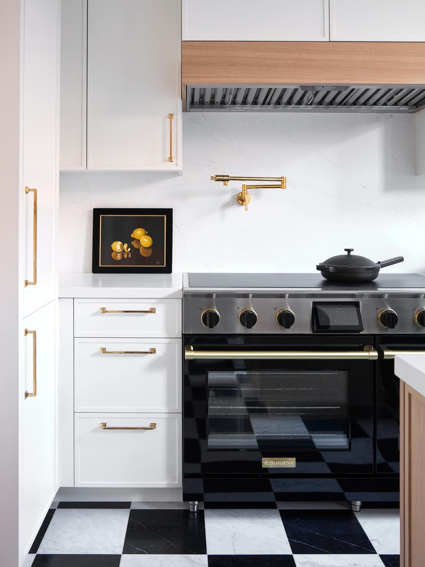 Our favorite modern take on the classic black and white kitchen 🖤. And the power of a vintage painting. Does this lemon still life make the shot or what? Thanks @tivoli_decor for the hunt !  We have a collection of vintage goodies for your photoshoo