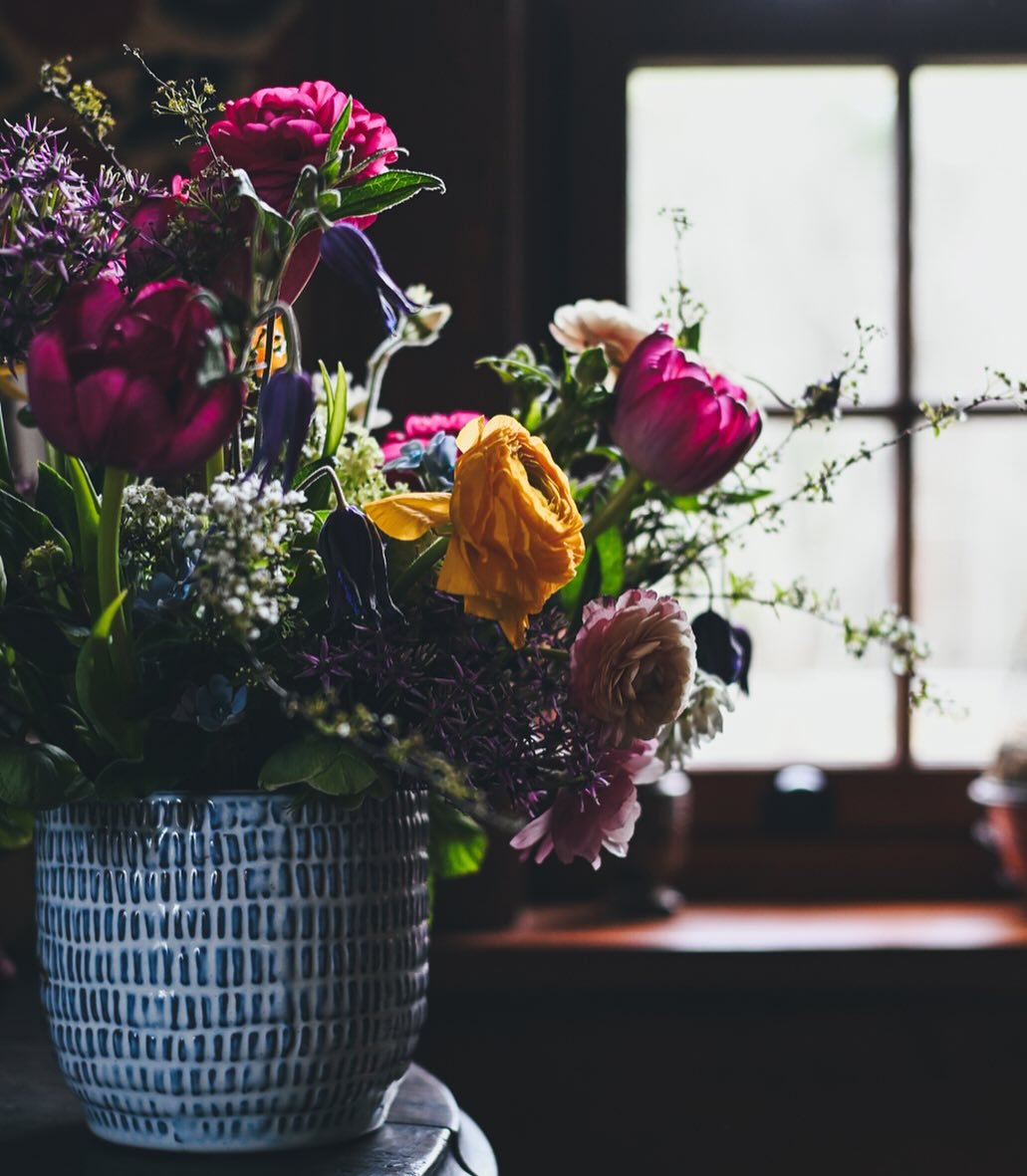 In the spirit of fun, a vibrant floral arrangement for a garden wedding party. We are in the &ldquo;what do you think of this?&rdquo; phase with our wedding florist, Emily @ehfloral 🌸 She is a good listener and is picking up the creative vibe that o