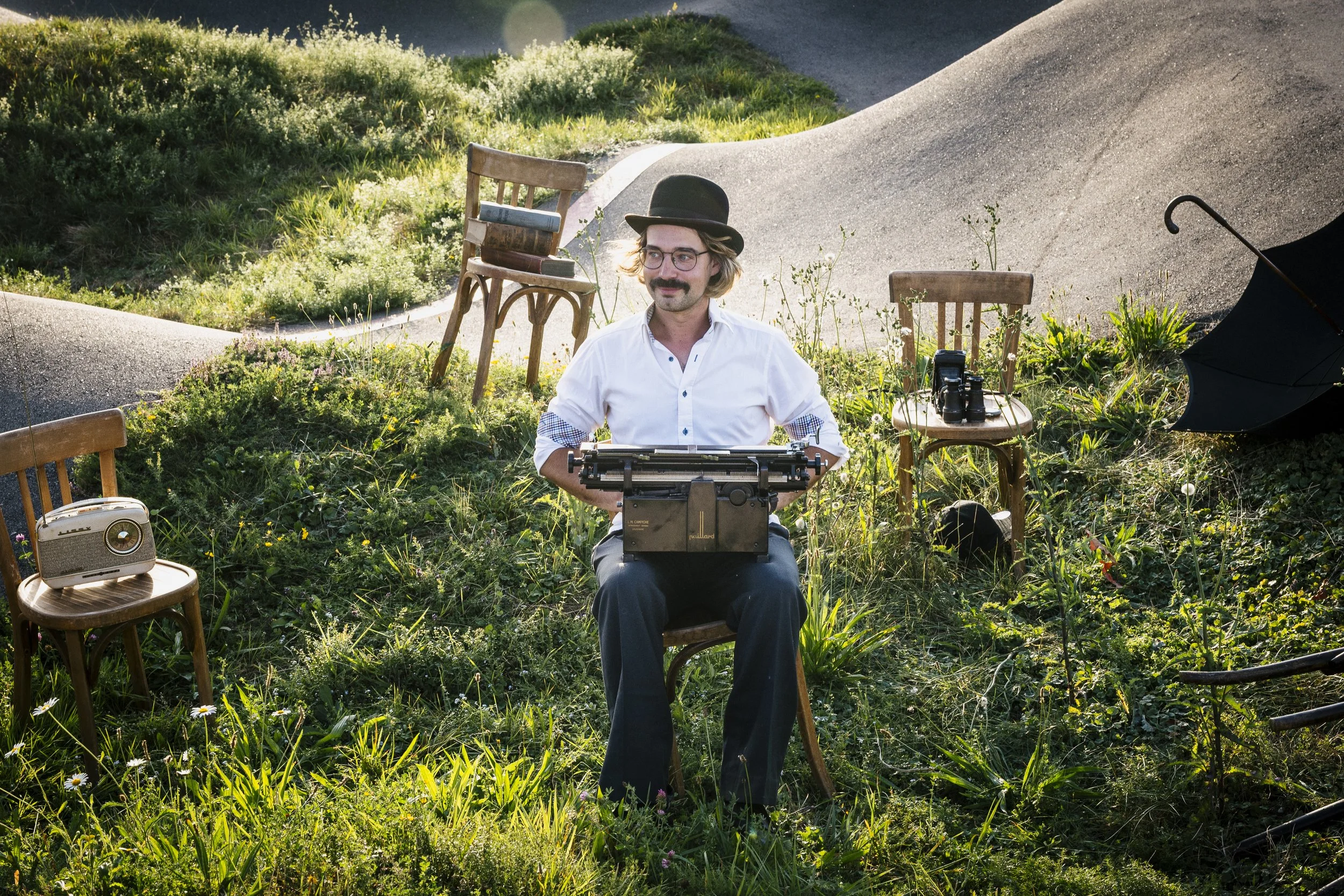 Mann im Büro auf dem Pumptrack 