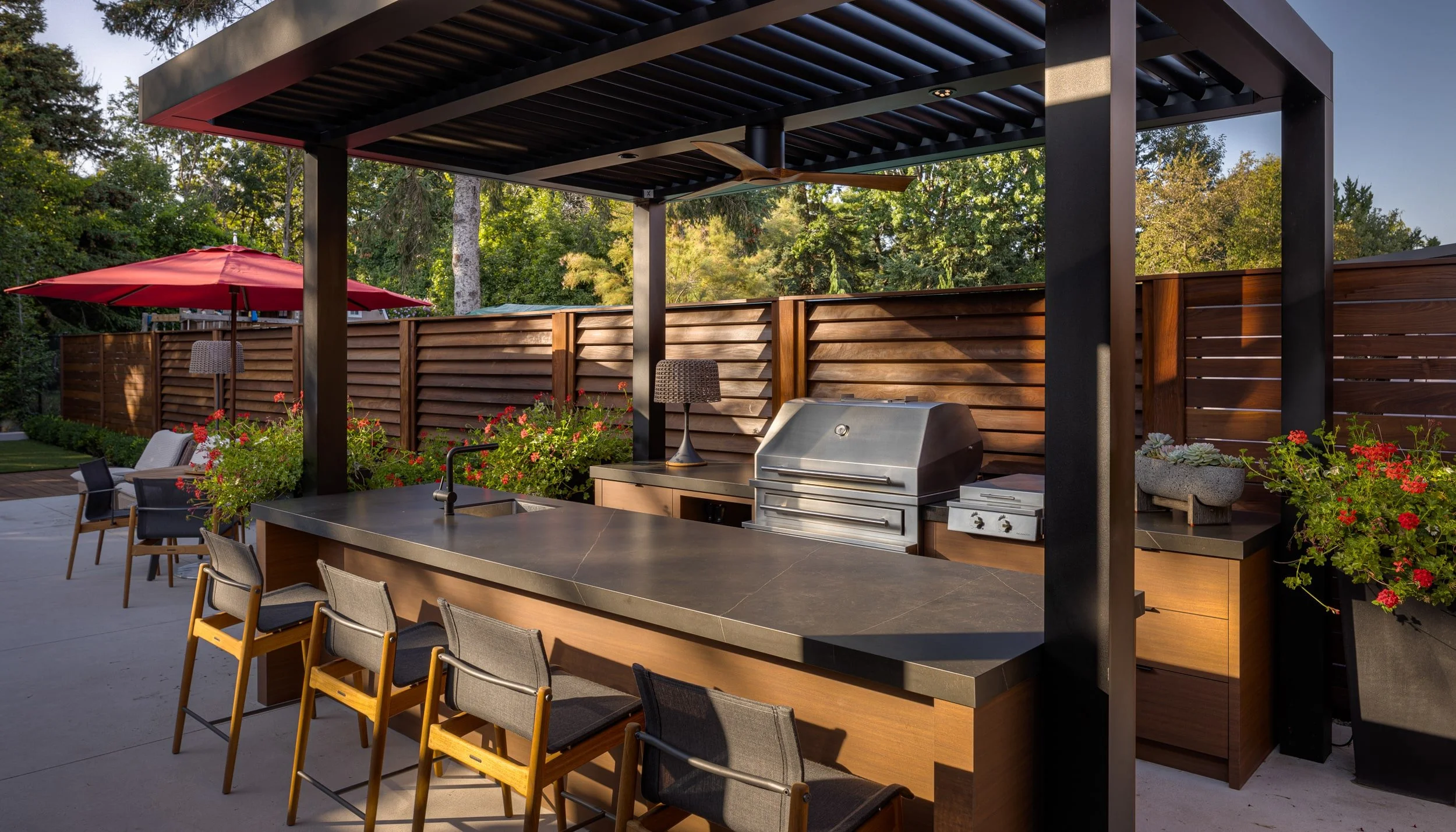 custom-outdoor-kitchen-pergola-bbq-warm.jpg