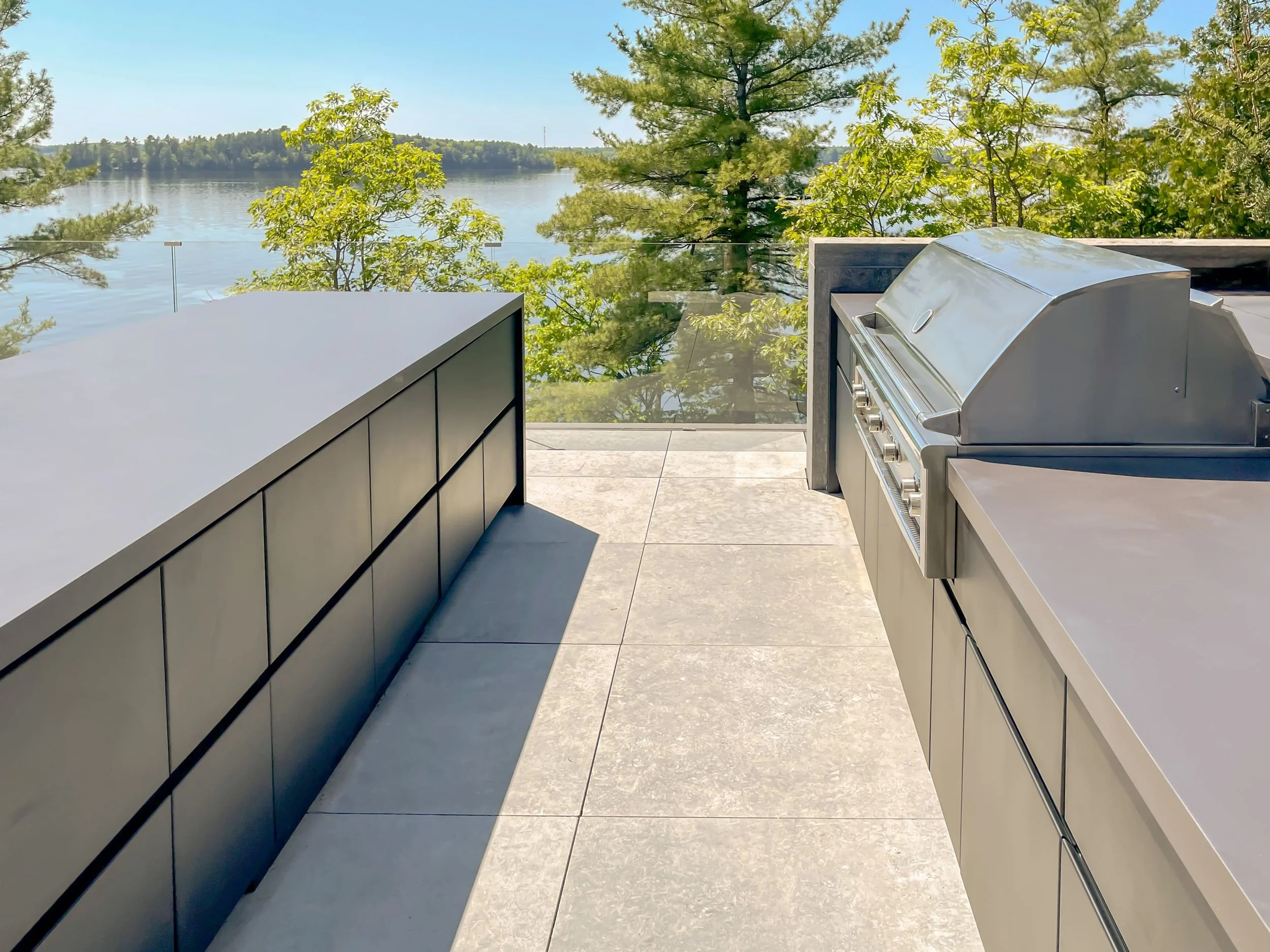 powdercoated-aluminum-outdoor-kitchen-integrated-pulls.jpg