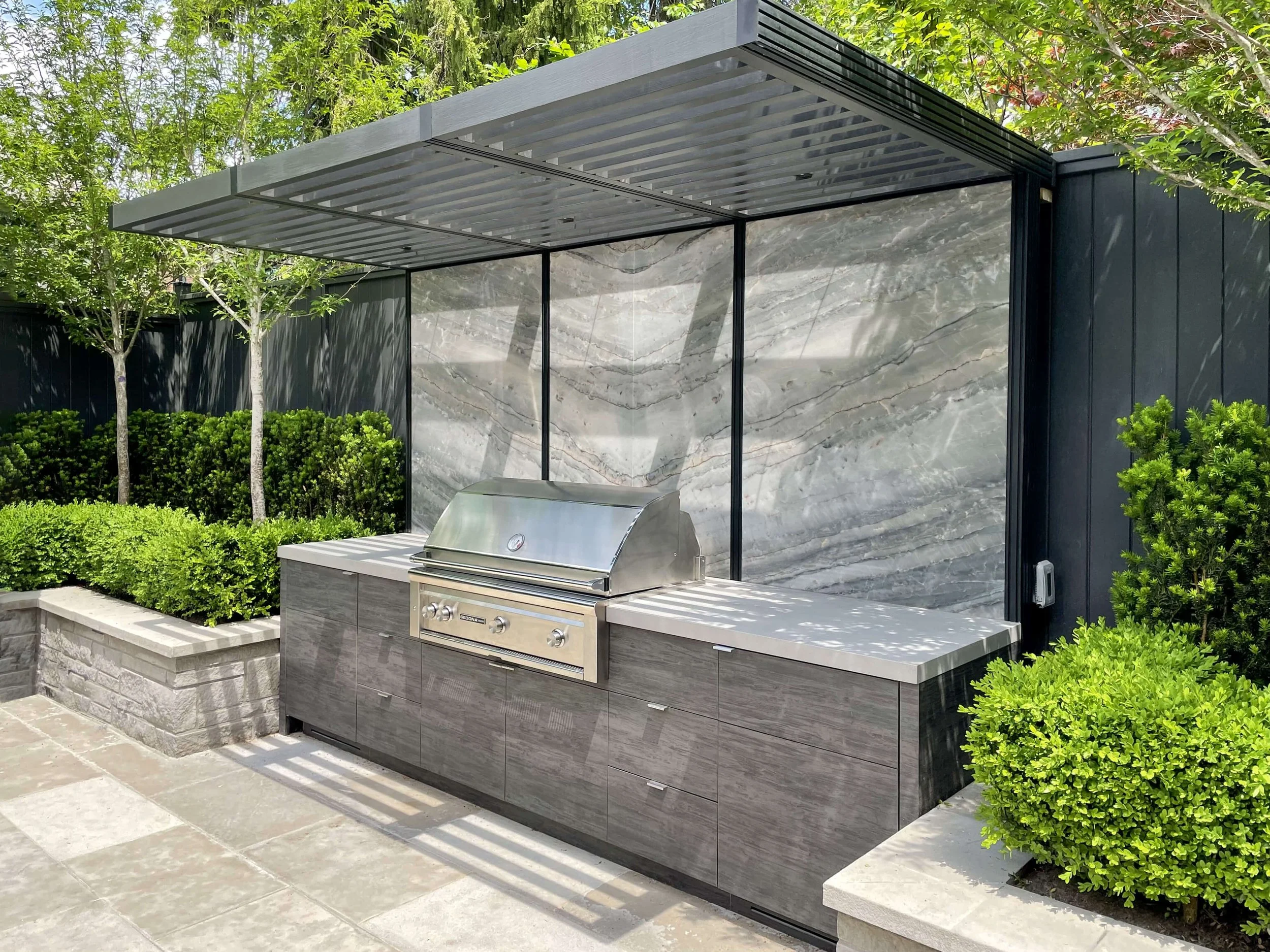 garden-living-pergola-outdoor-kitchen-marble-lynx.jpg