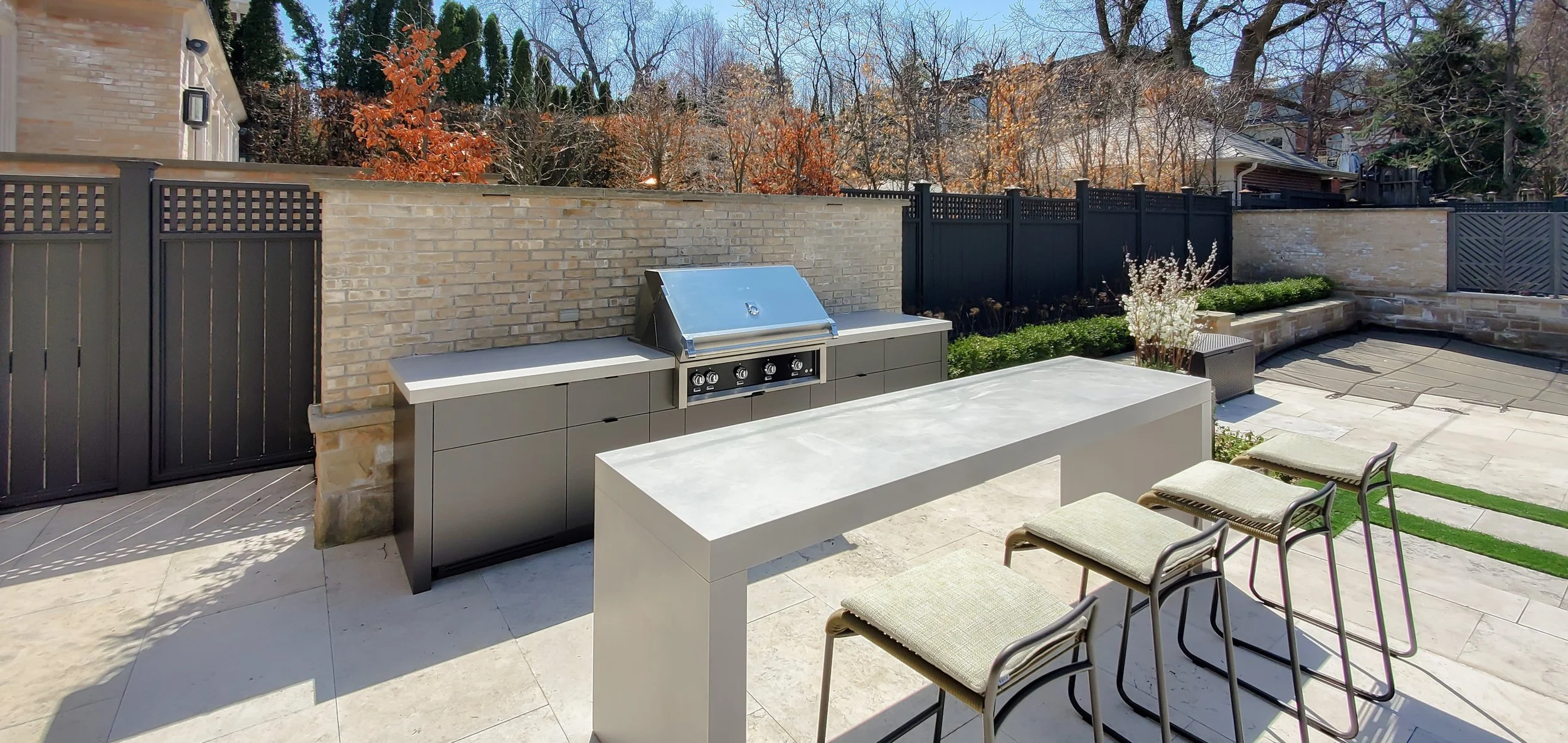 stone-backsplash-outdoor-seating-custom-cabinetry.jpg