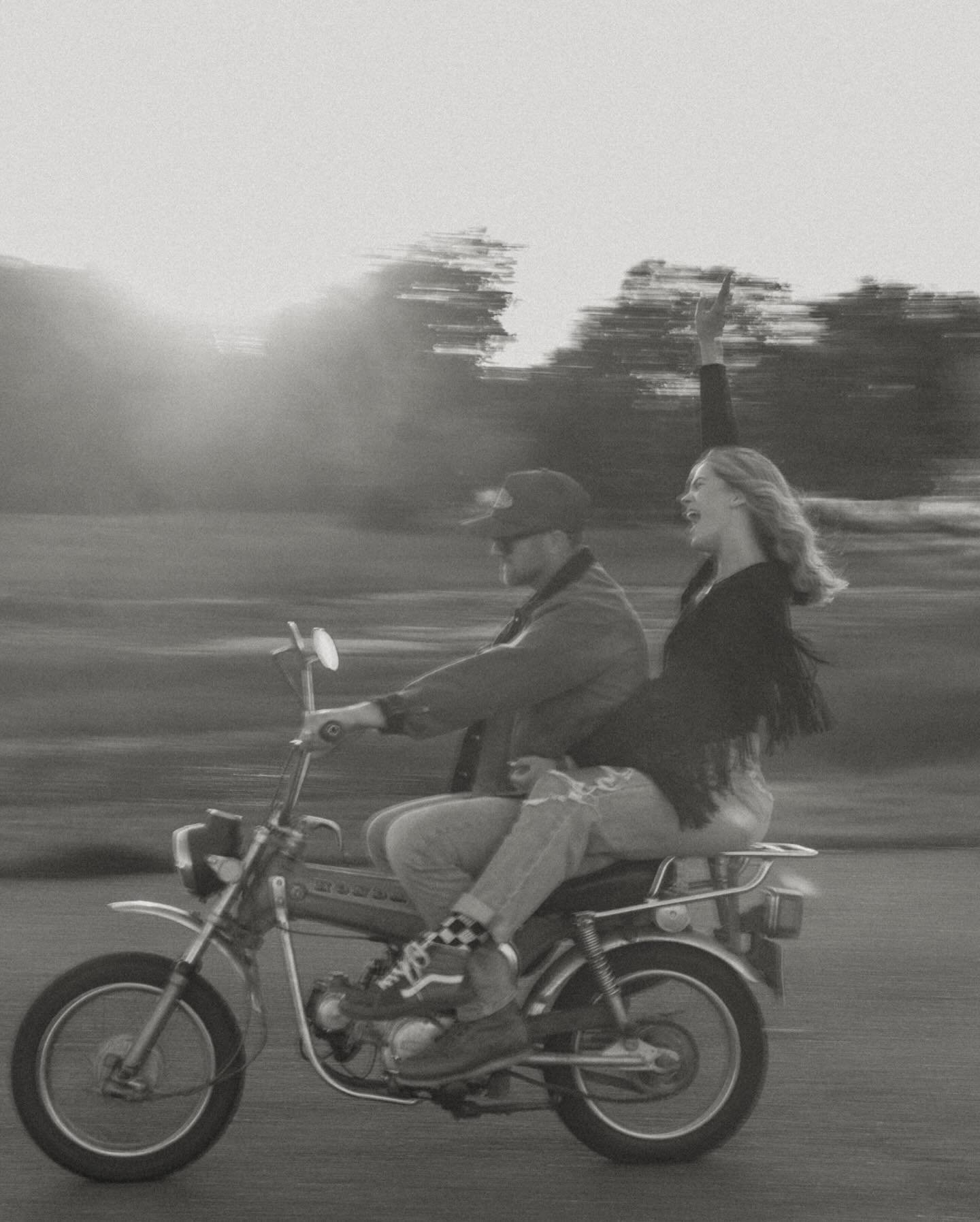 Ready for some hot August nights out by the lake ⚡️ 

Give us all the free-spirited motorcycle sessions 🫶🏼 

#motorcyclephotography #engagementphotos #lakeengagementsession #vintagemotorcycle #motionblur