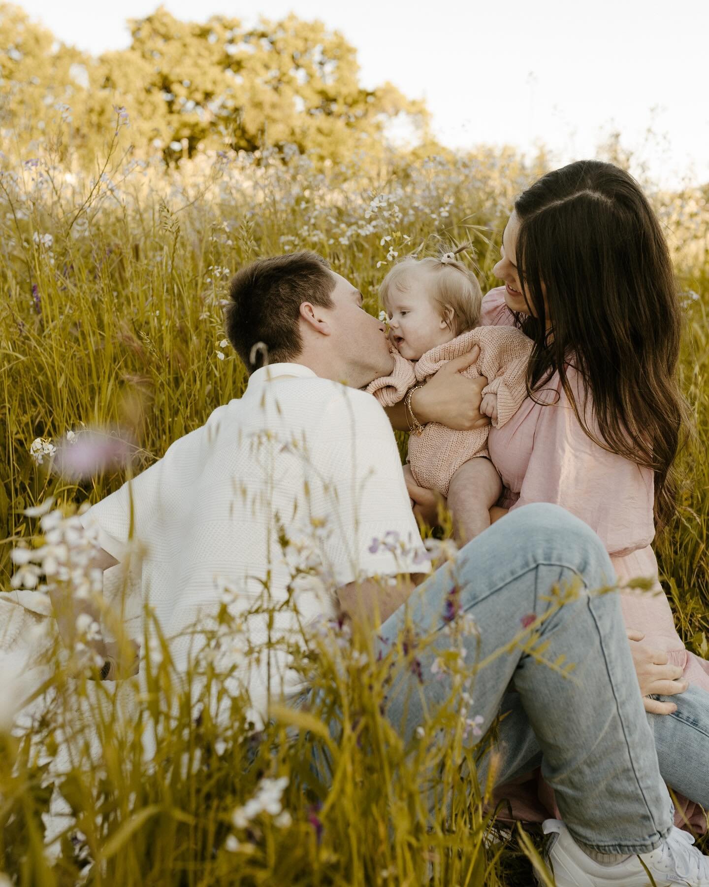 These little family moments you&rsquo;ll want to remember forever 🌸 

All of our recent family sessions in these beautiful spring wildflowers will have our hearts forever I think 🤍 

#familyphotos #springfamilyphotos #documentaryfamilyphotography #