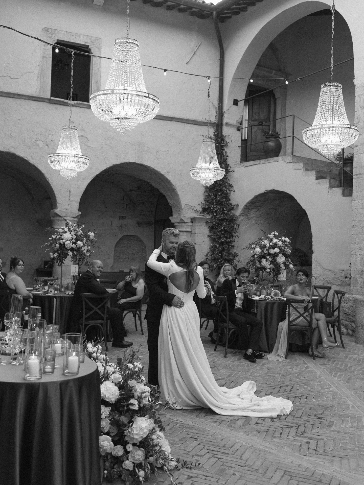Dancing the night away under the Italian stars surrounded by all of your closest friends + family - doesn&rsquo;t get better than that ✨🇮🇹

#italywedding #italyweddingphotographer #destinationwedding #destinationweddingphotographer #romewedding #tu