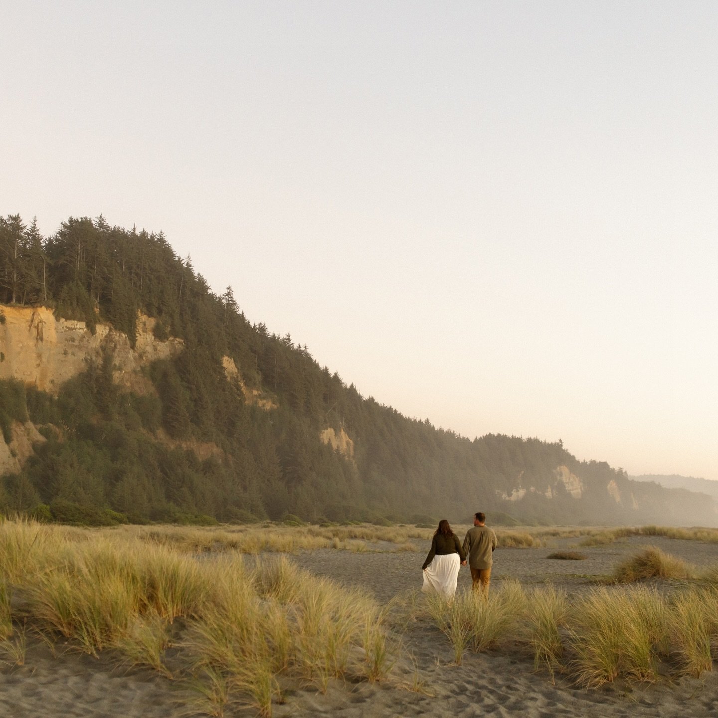 Taking their engagement photos at the place they took their first trip, said their first &ldquo;I love you&rsquo;s&rdquo; and got engaged 🥹

When picking a spot for your session, think about places that are special to you 🤍 

#engagementsession #be