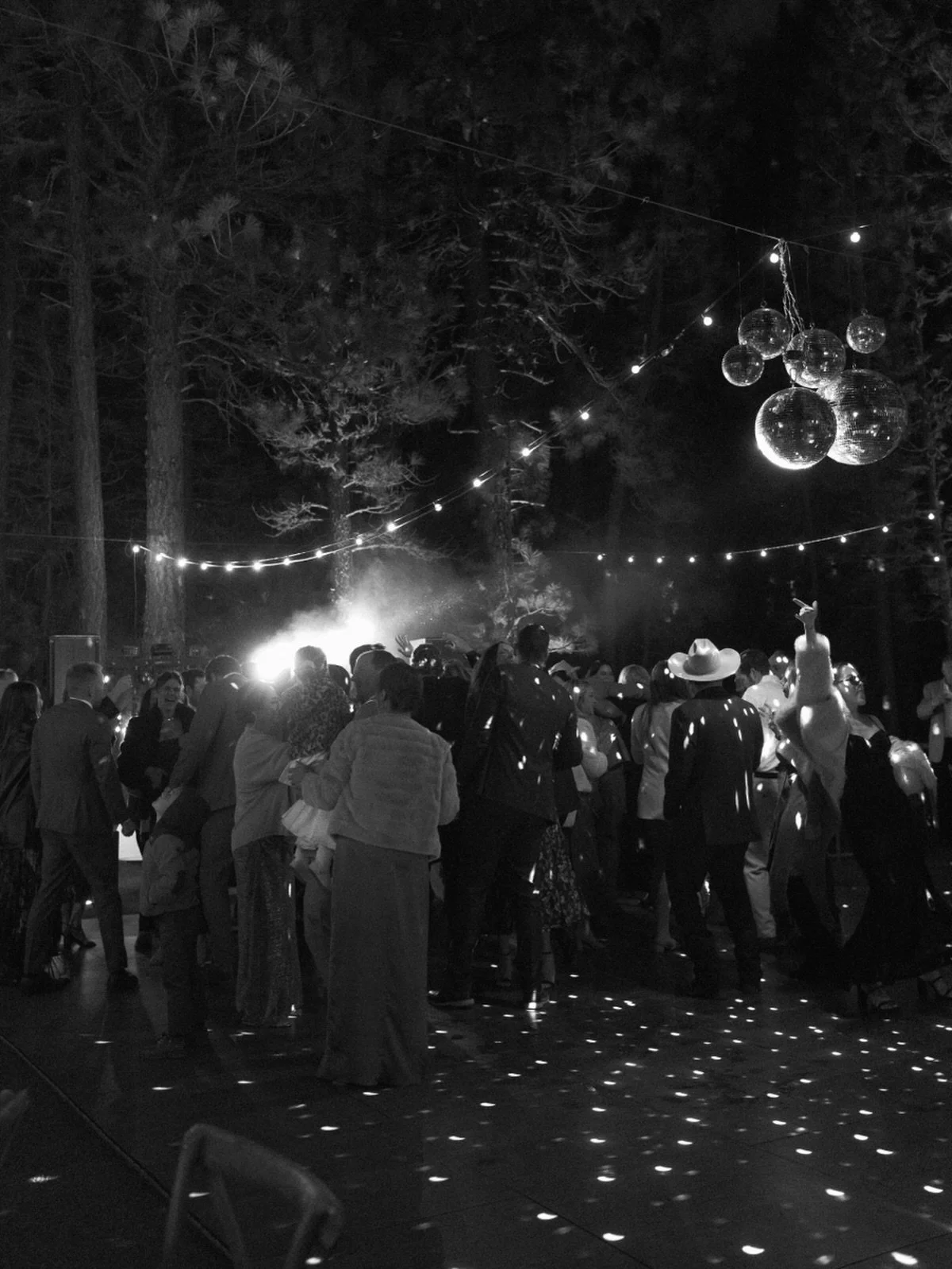 Dancing the night away under the stars and disco lights 🪩✨

#californiaweddingphotographer #tahoeweddingphotographer #sanfranciscoweddingphotographer #napaweddingphotographer #sacramentoweddingphotographer