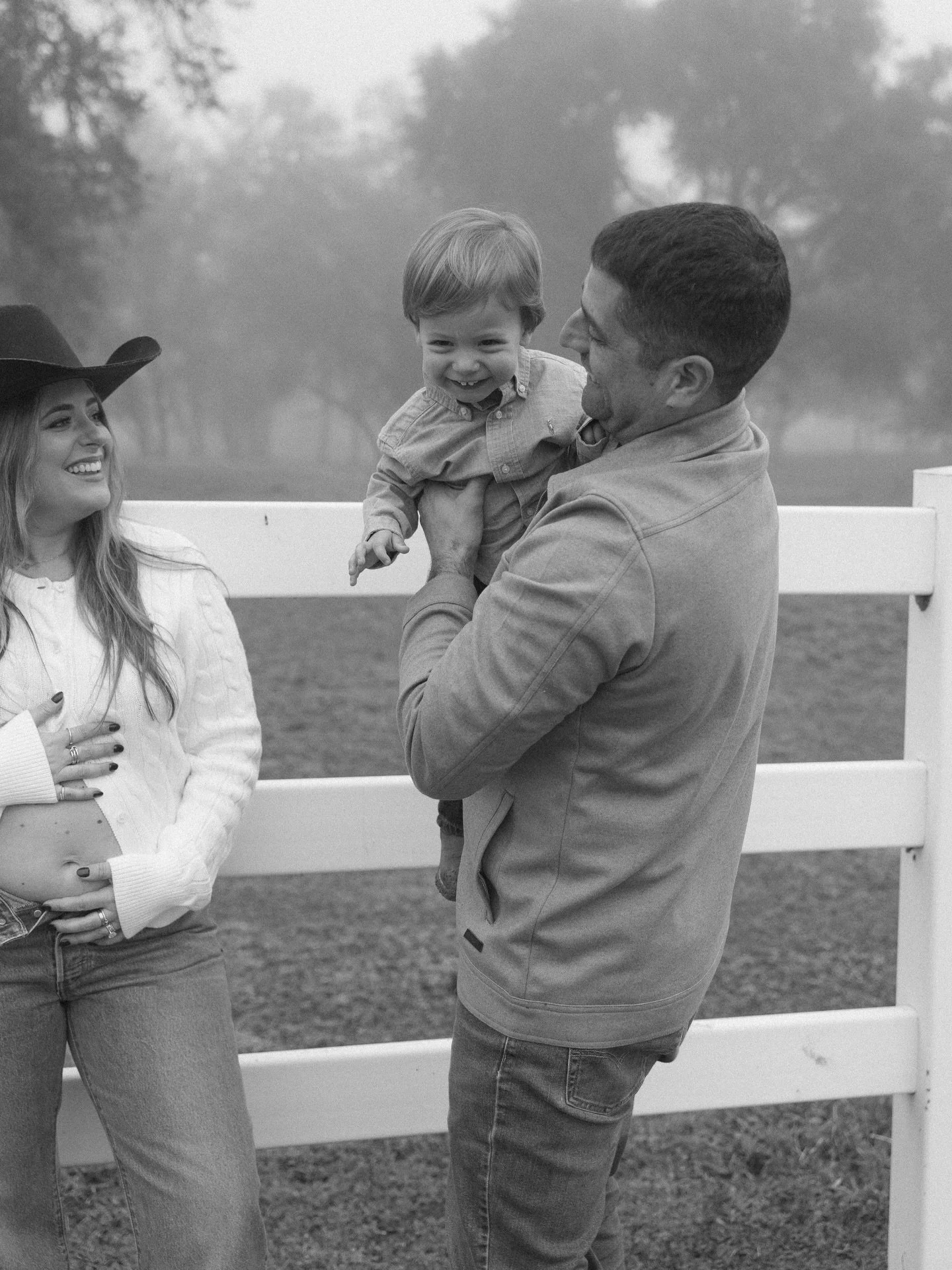 The cutest little cowboy and soon to be the best big brother 🥹🐴

#maternityphotoshoot #babyannouncement #westernphotographer #ranch #familyphotos