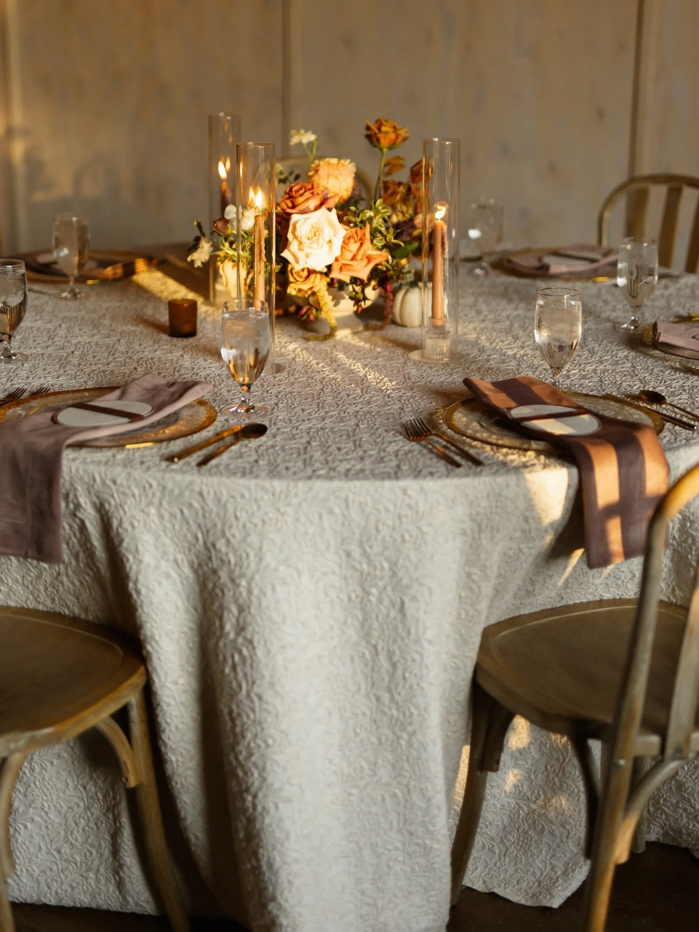 Shoutout to the most talented coordinator + vendor team for bringing this incredible luxury western vision to life 😍 

@flygirl216216 
@eventsbypinsandpetals 
@paicinesranch 
@fridayflowersevents 
@standardeventrentals 
@styledbyneyevents 
@dancingc