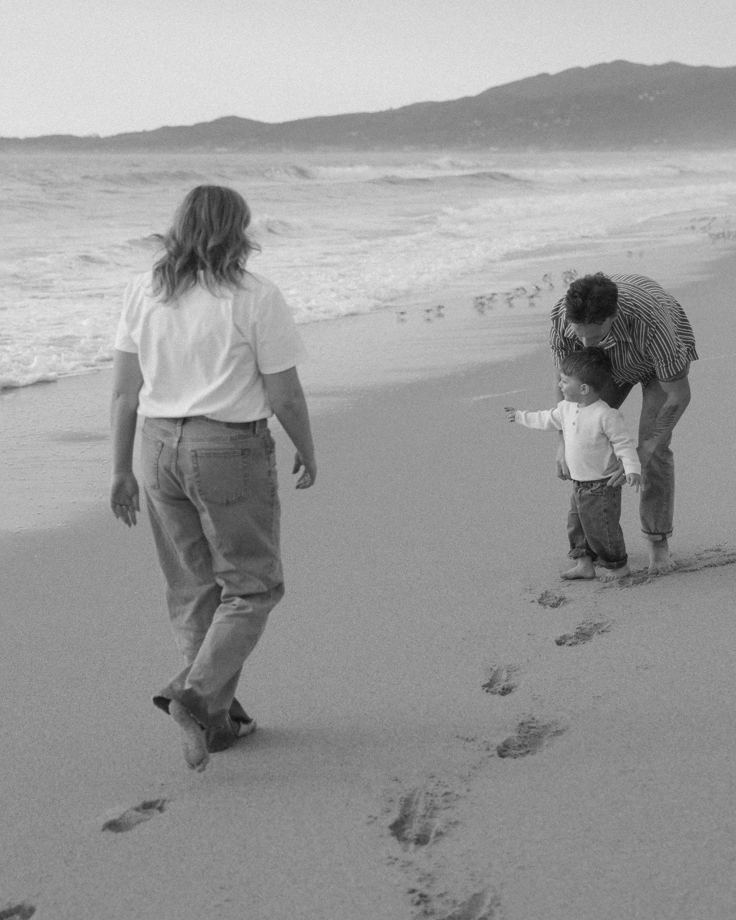 Family photos as they should be - Raw, untouched, joyful 🌊🤍 

#familyphotos #familyphotographer #californiafamilyphotographer #beachfamilyphotos #bayareafamilyphotographer