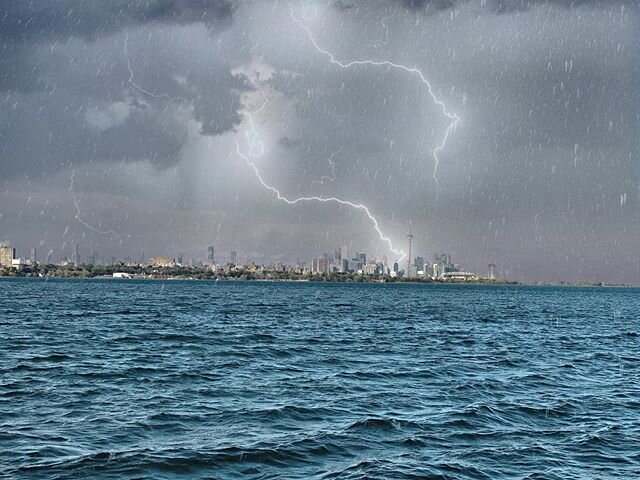I love this city. It inspires me in so many ways to create new content, to be more positive and look for new opportunities. #thankyoutoronto .
.
.
.
.
.
.
#toronto #ontariolake #thunder #thesix  #canada #photography #photoshop #creative #photographyl