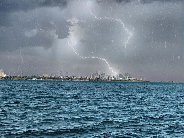 I love this city. It inspires me in so many ways to create new content, to be more positive and look for new opportunities. #thankyoutoronto .
.
.
.
.
.
.
#toronto #ontariolake #thunder #thesix  #canada #photography #photoshop #creative #photographyl