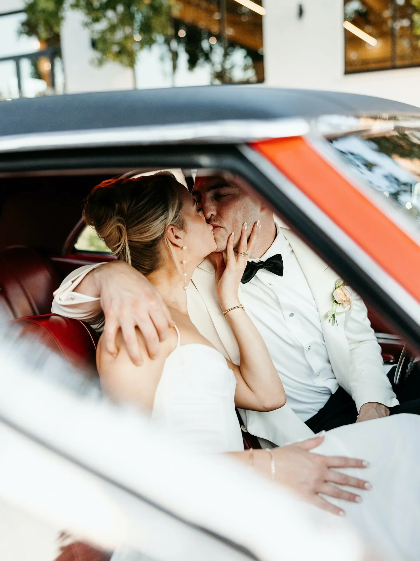 A few more sneaks from the dreamiest day for Alec & Alivia —  plus the coolest getaway car β¨π 
.
.
πΈ | @katherine.bowes 
.
.
#thelowlands
#minnesotaweddings
#minneapolisweddingvenue
#mnweddingphotographer
#twincitieswedding
#midwestweddin