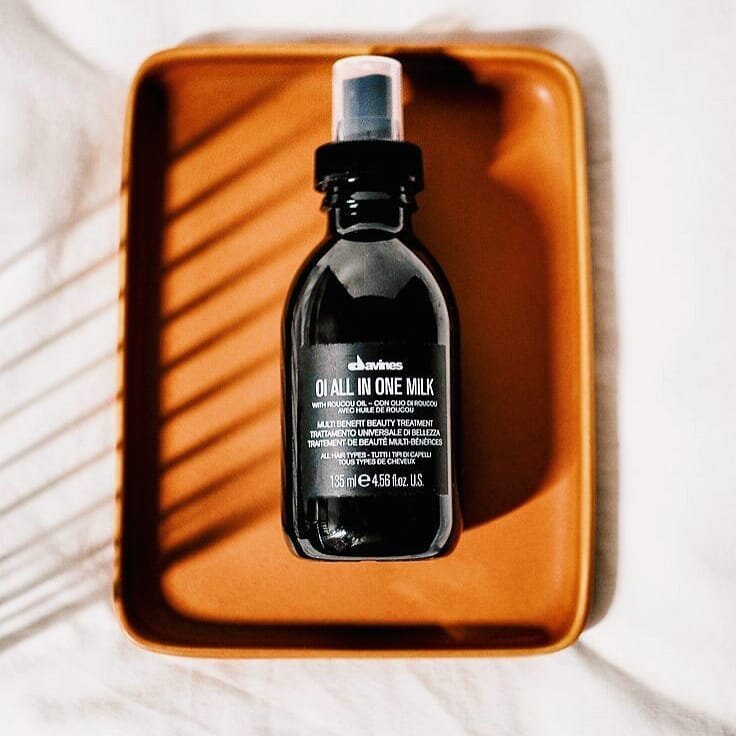 𝐎𝐢 ! What's the hype about this product you ask? Well ladies &amp; gents....here's why we are obsessed with this product-- 
 Its a leave-in multi-function spray treatment. Its rich &amp; nourishing formula provides multiple benefits: 
&times;Gives 