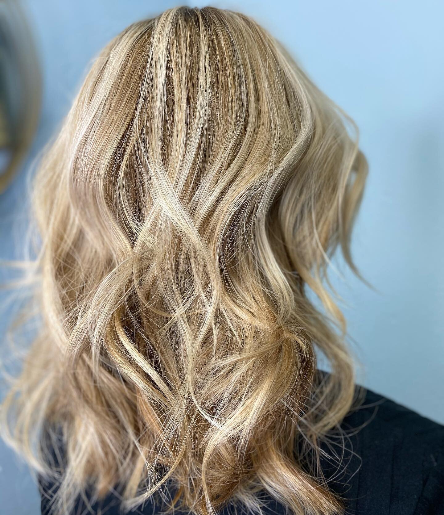 This babe is ready for warm weather 🌞 #blendedblonde #summer #spring #beachblonde #winstonsalem #winstonsalemhairstylist #aquafiresalon #dimensionalblonde