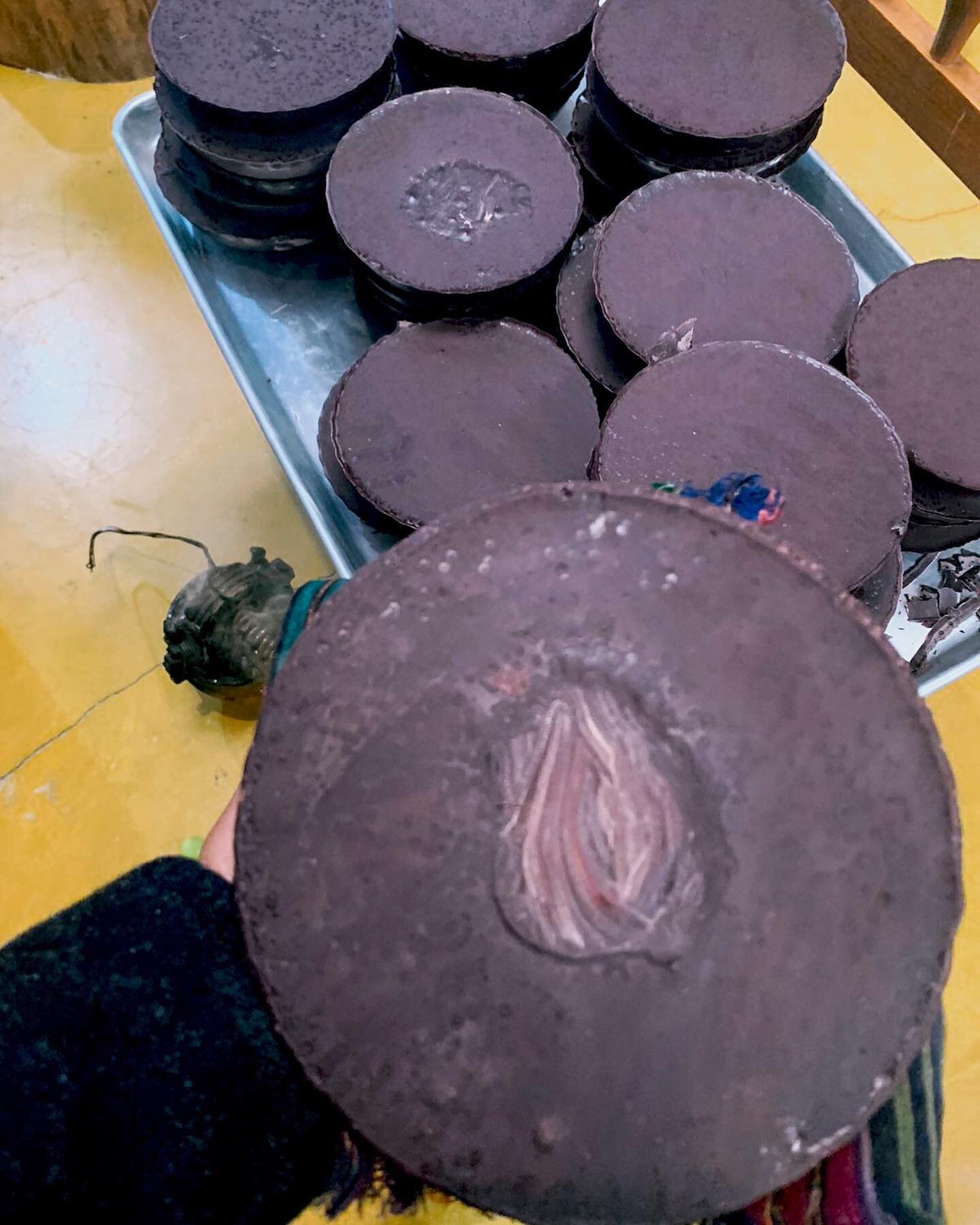 We pulled out one of our freshly poured blocks of cacao from its mould this morning and saw this beautiful picture of the feminine form. Do you see it? 😉 The goddess of cacao is reminding us of her presence 🌹