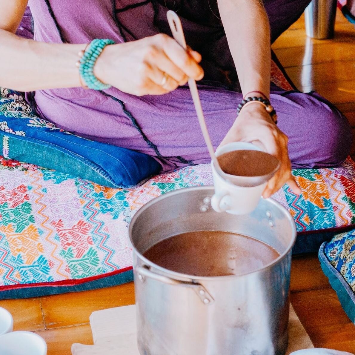 With every cup served around the world, cacao is bringing communities together and opening hearts and bringing joy! Gracias madre cacao! 💓💓💓

Pic by @flowyogaadventures
