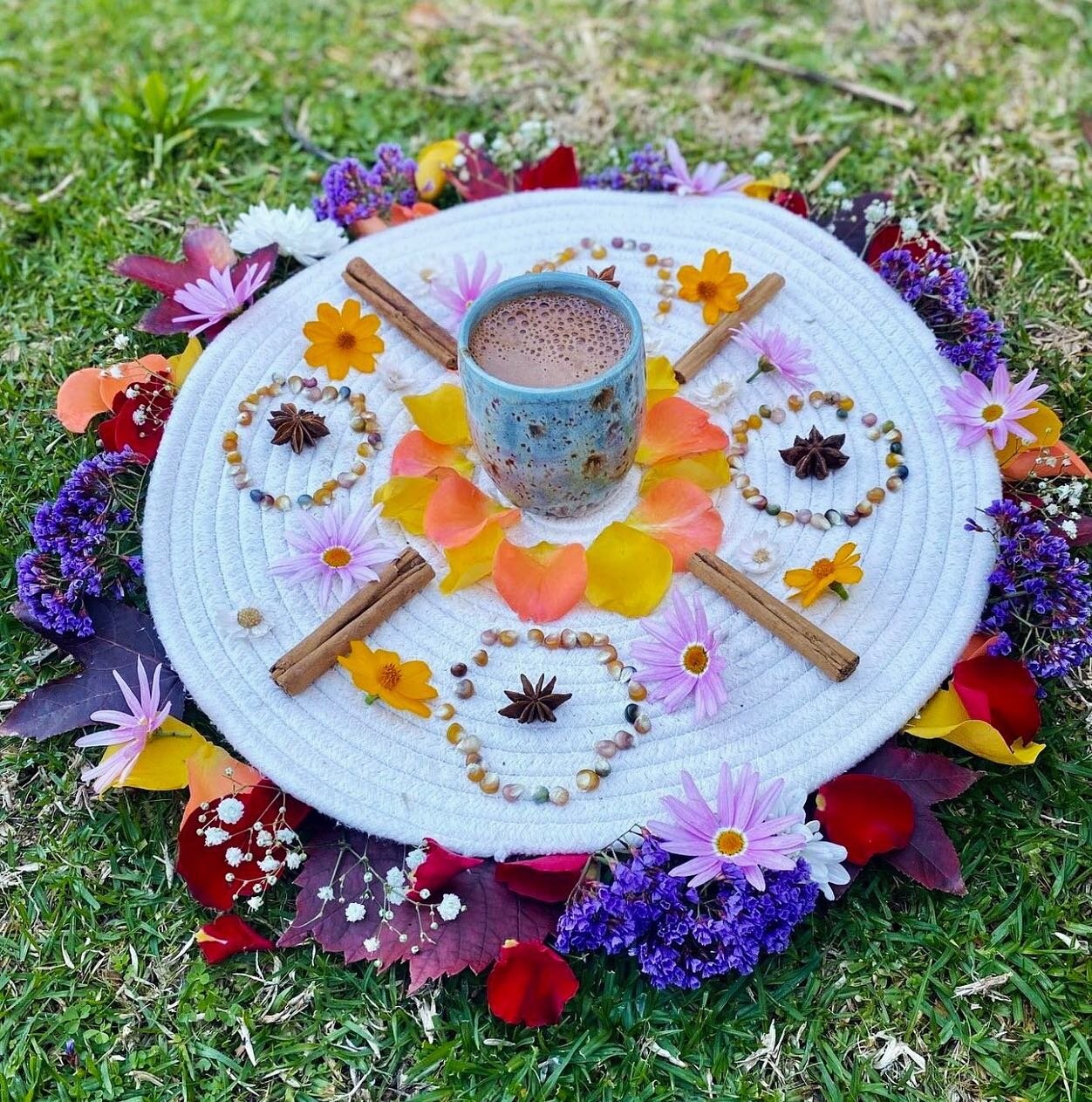 Stunning cacao mandala by @ladyjane.elizabeth - we can literally see the cacao fairies twirling around this magical setup! 🧚&zwj;♀️✨