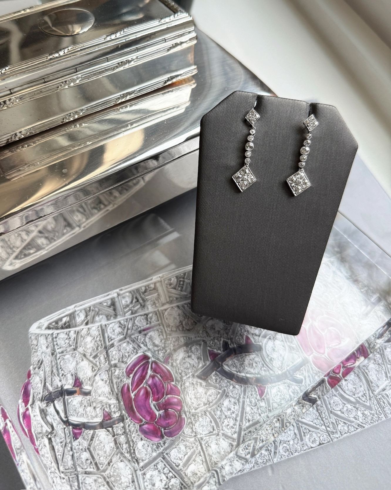 These sparklers move with you. ✨⁠
Each center stone is hinged so it swings gently with every turn catching light in the most effortless way.⁠
#turnerandtatler