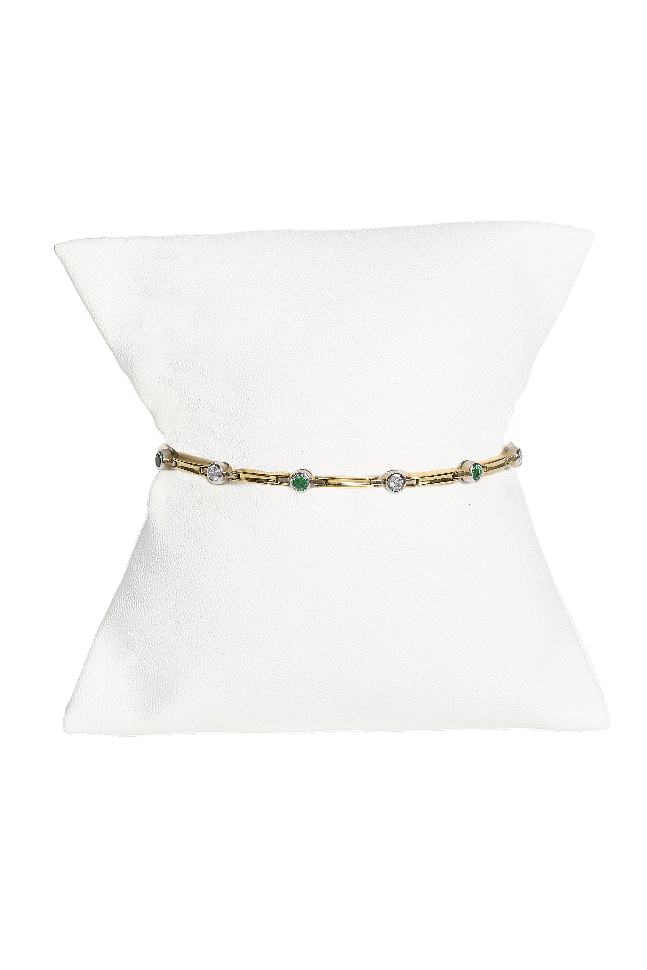 Emerald%2Band%2BRound%2BDiamond%2Bwith%2BGold%2Bspacers%2BBracelet_0533.png