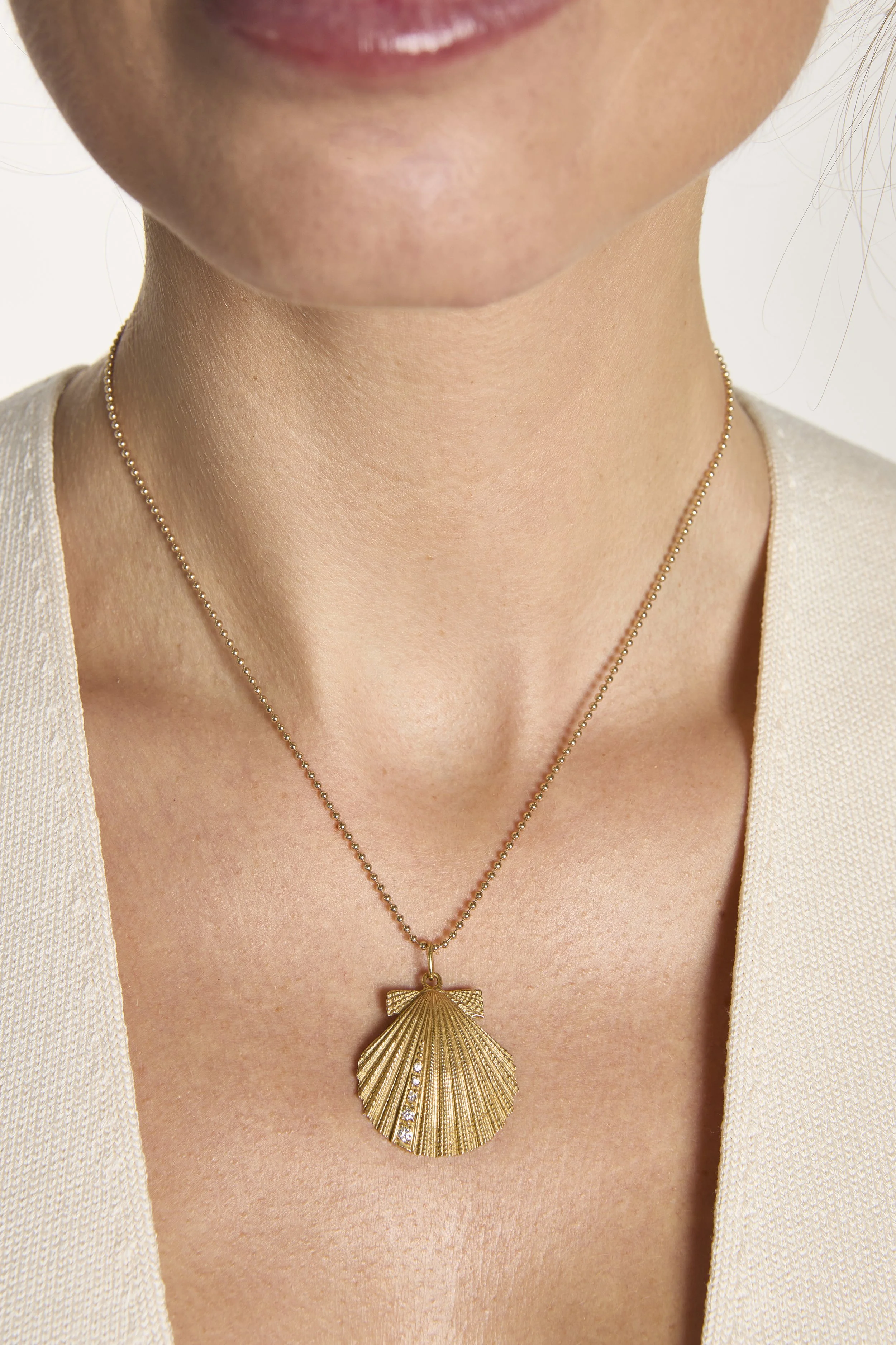 Clamshell pendant TurnerandTatler101425_0259.jpg