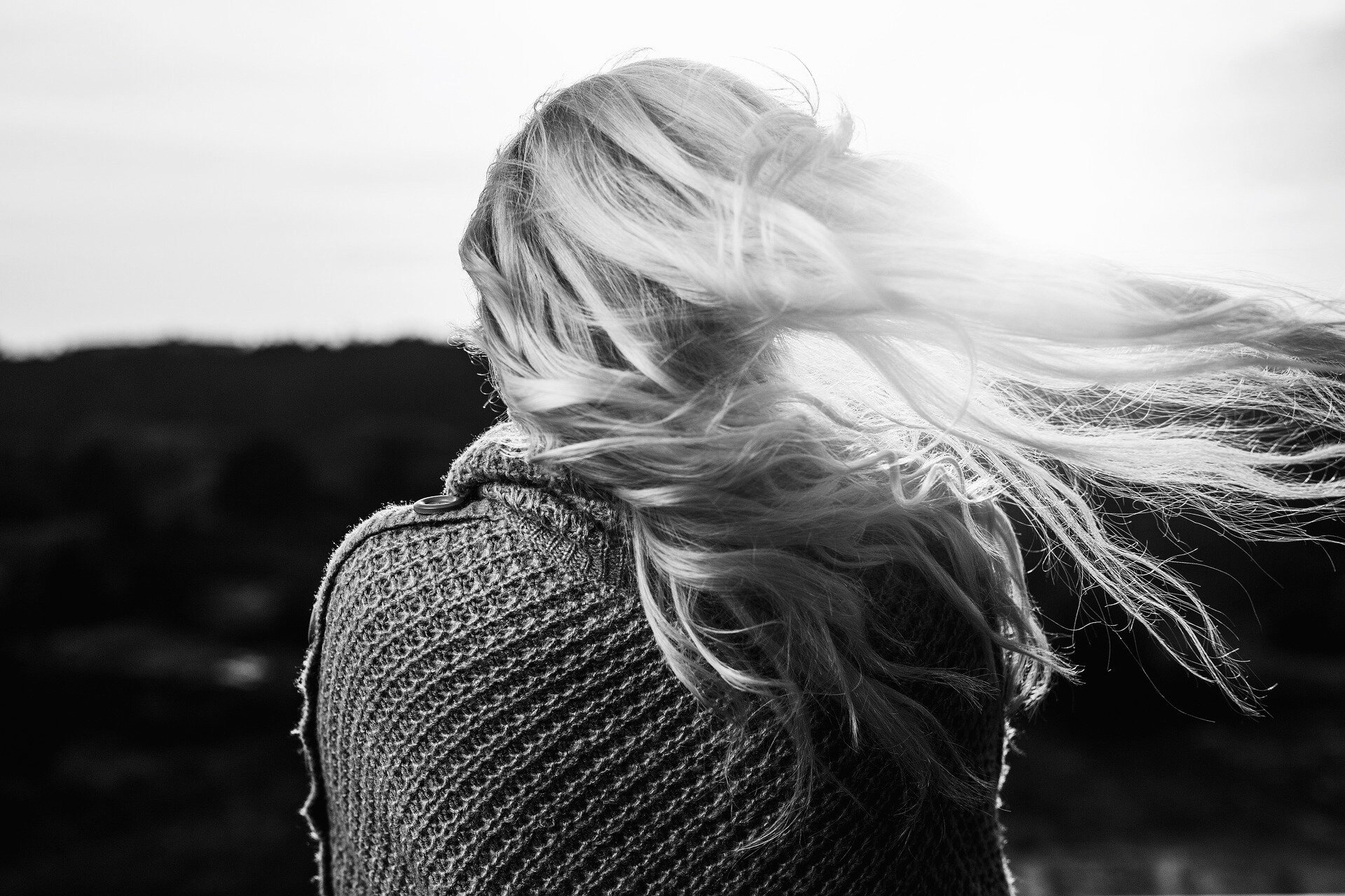 girl-1246525_1920_bw.jpg
