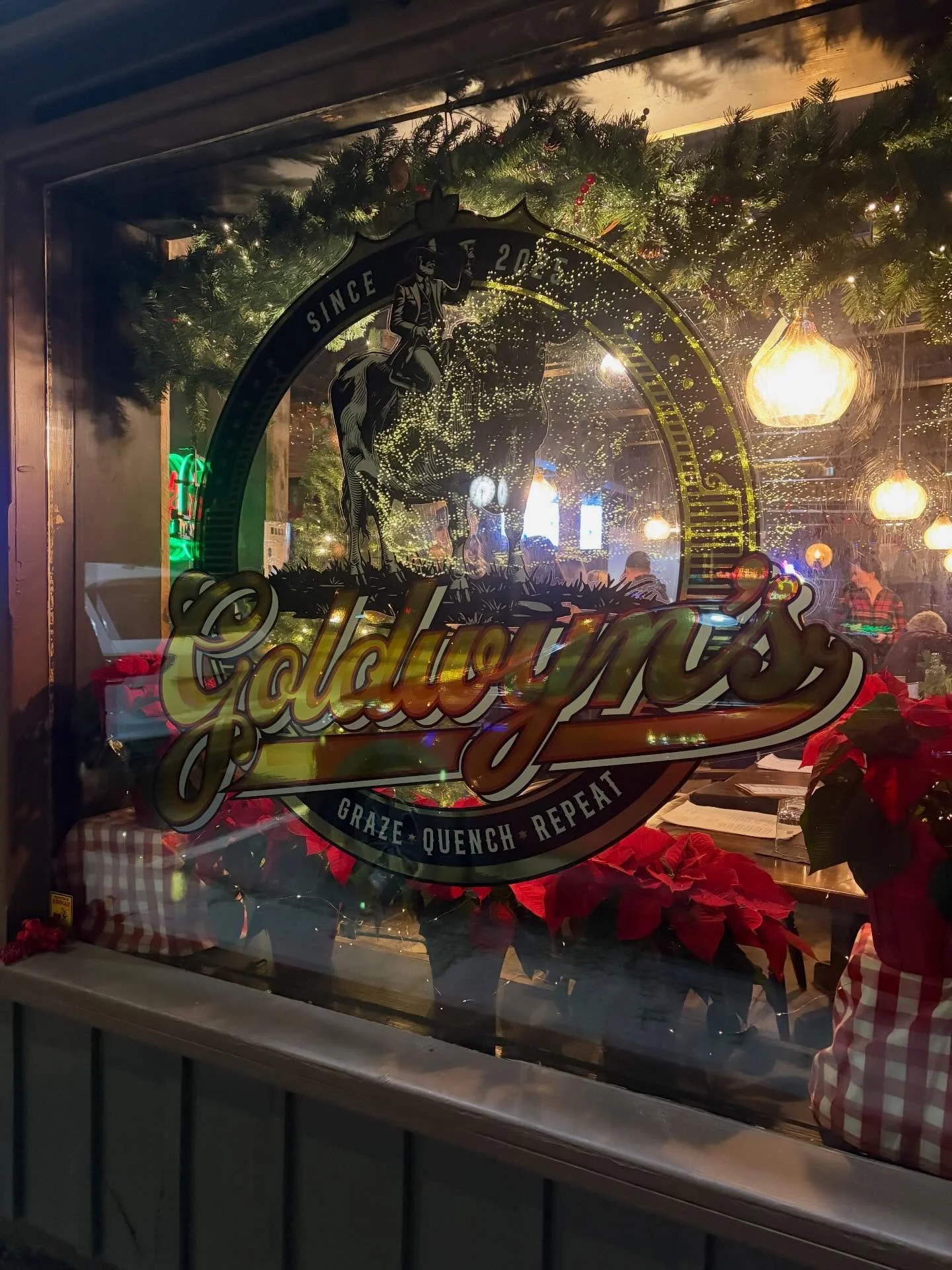 Want to feel like you are walking onto the set of a Hallmark Christmas movie? Then visit @goldwyns_kemptville with your loved ones for a comforting dinner and cozy cocktail! 

I had the Santa&rsquo;s on the Spritz, Pickerel Fritters, Ribeye and a but