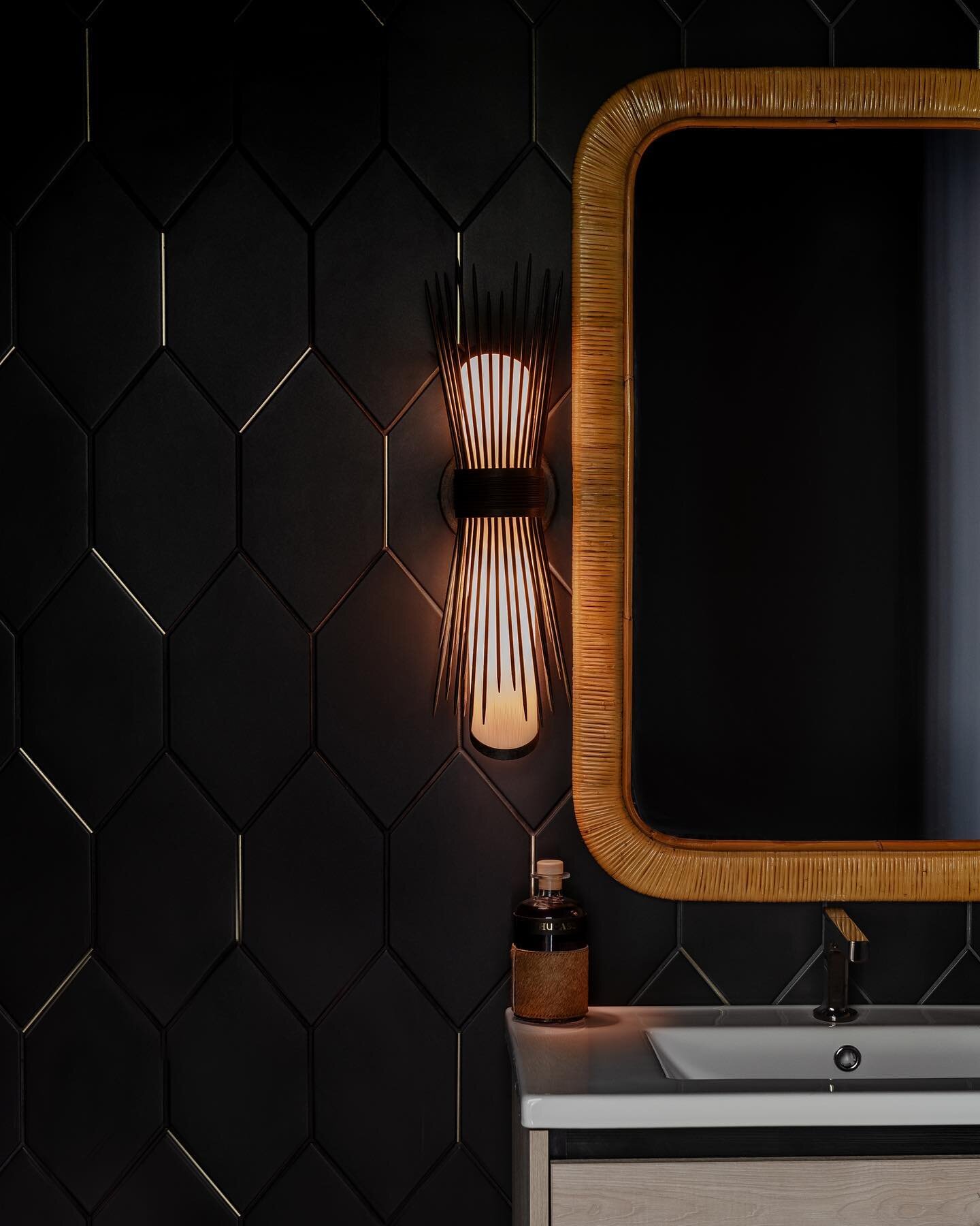 A little sneak peek at this mid century (with a twist) powder room vibe. 🔥 🖤

Design @allisonhandlerdesign // Photography @lindapordonphotography