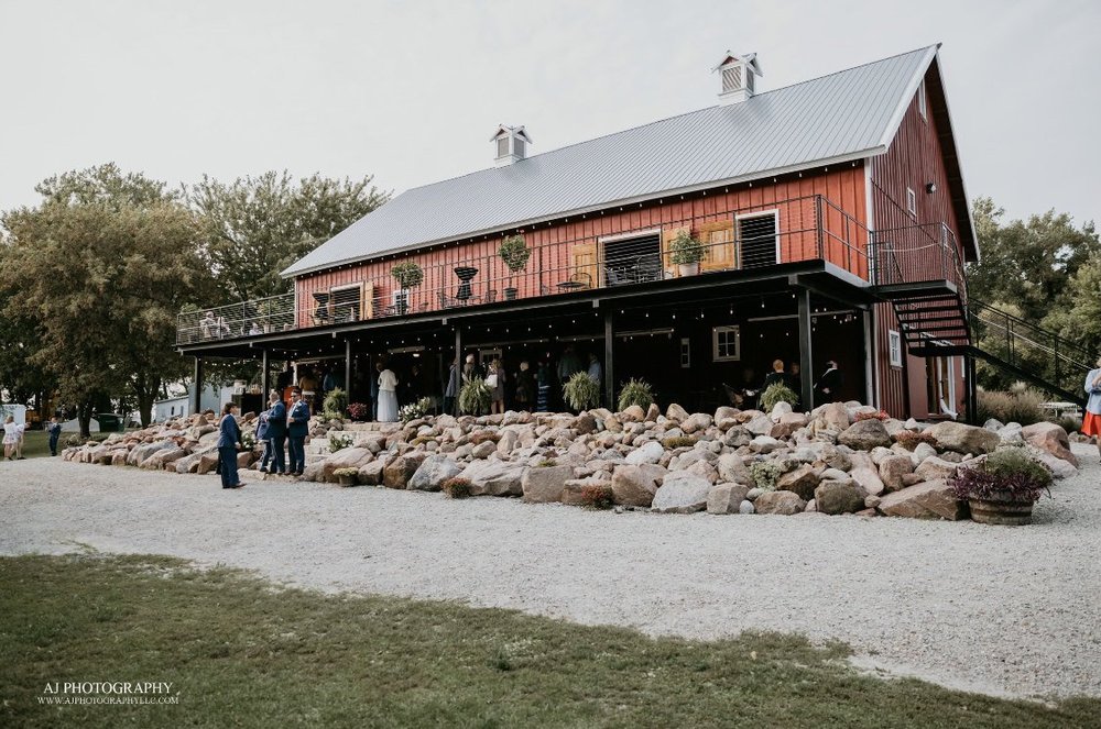 21 Rustic Barn Wedding Venues Near Minneapolis - JR's Barn