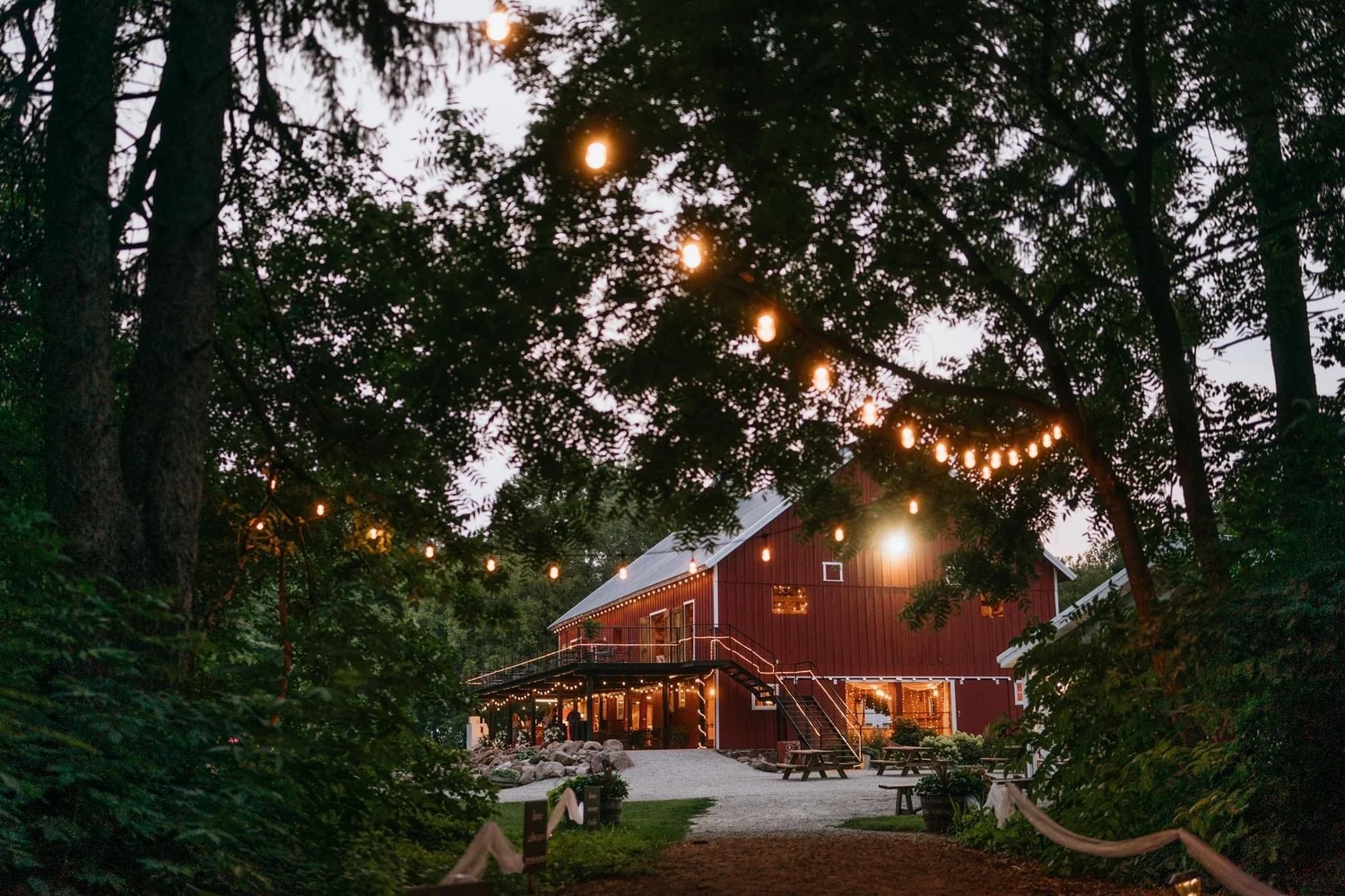 Wedding details at JR’s Barn