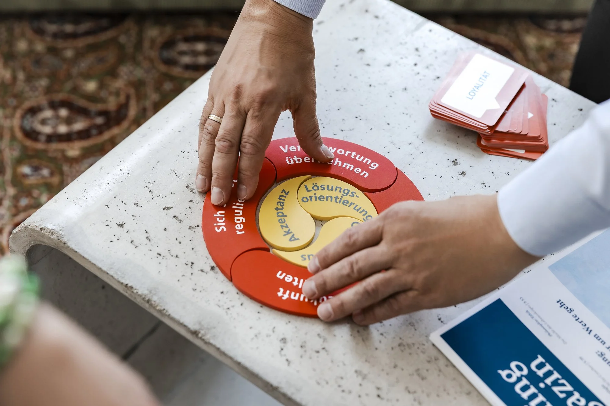 Resilienz Training Hamburg – Moderation mit Coaching-Tool zur Lösungsorientierung und Akzeptanz.