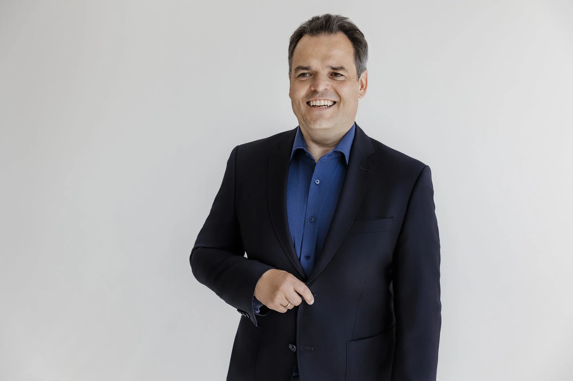 Personal Branding Shooting Hamburg – authentische Businessportraits für Unternehmensberatung.