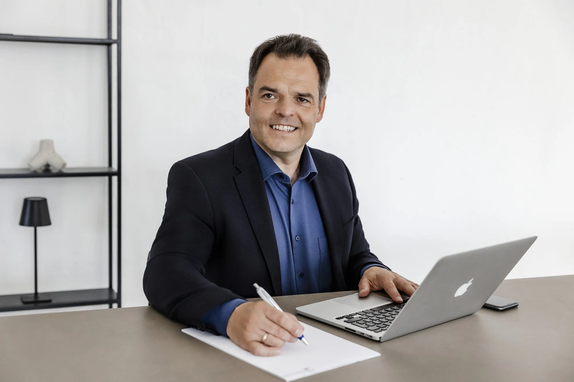 Foto Unternehmensberater Hamburg – Portrait mit Laptop und Notizen, professionelles Personal Branding.