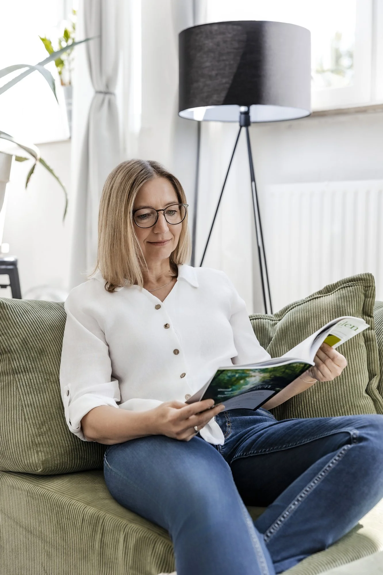 Heilpraktikerin Psychotherapie Hamburg – Portrait mit Fachliteratur, modern und nahbar inszeniert.