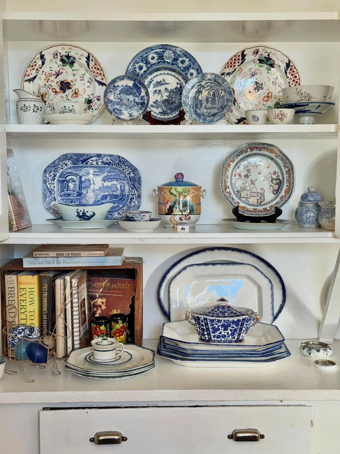 Come see us tomorrow at our Baldwin Park Estate Sale! The address is 412 East 41st and we will be there from 12pm - 4pm! #estatesale #estatesaleshopping #savannah #visitsavannah #antique
