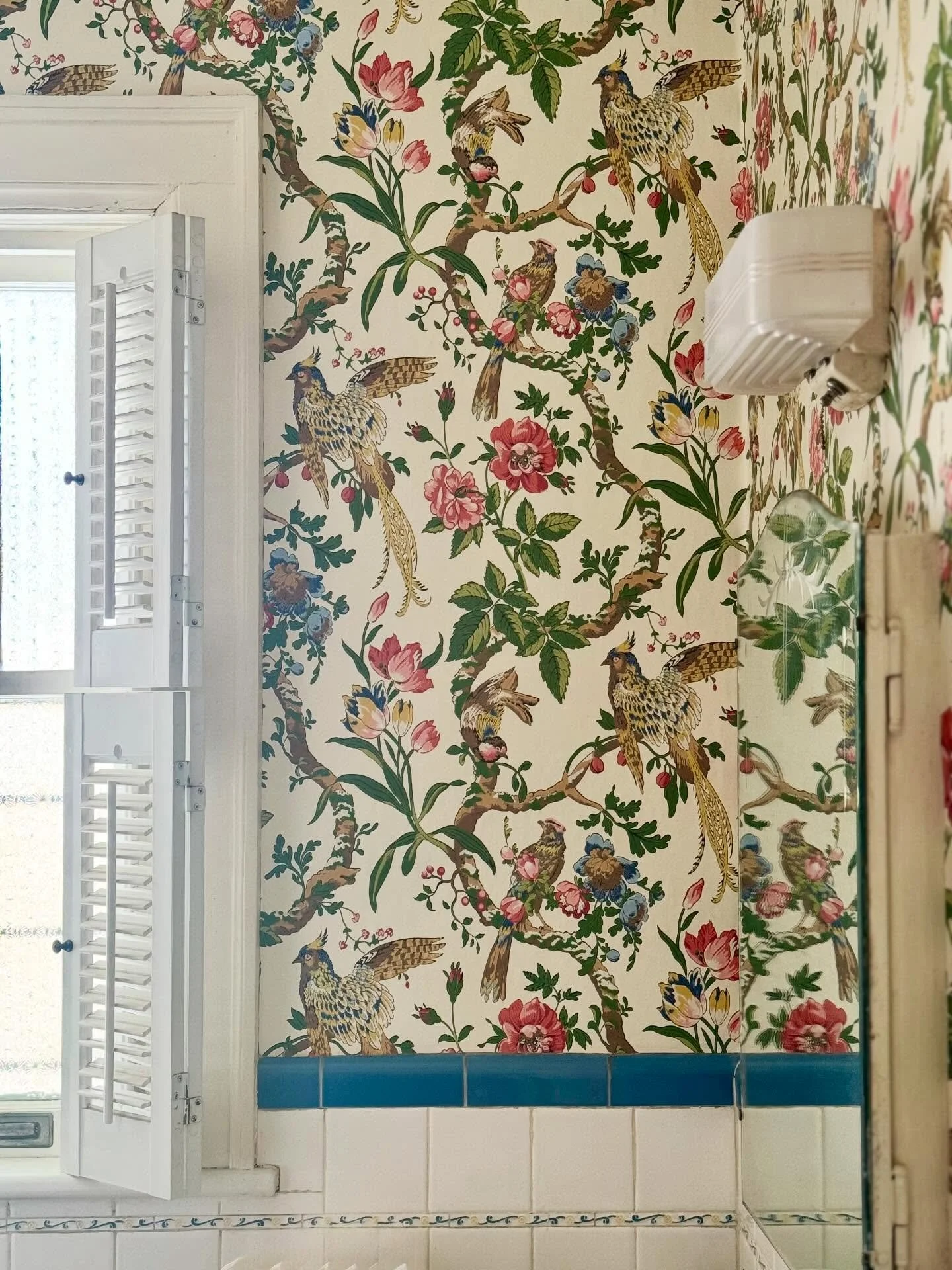 In case you missed seeing the wallpaper while you were shopping with us this weekend! We will miss working in this beautiful Ardsley Park home and all of its charm. Stay tuned for what we are working on next! #savannah #estatesale #estatesalefinds #v