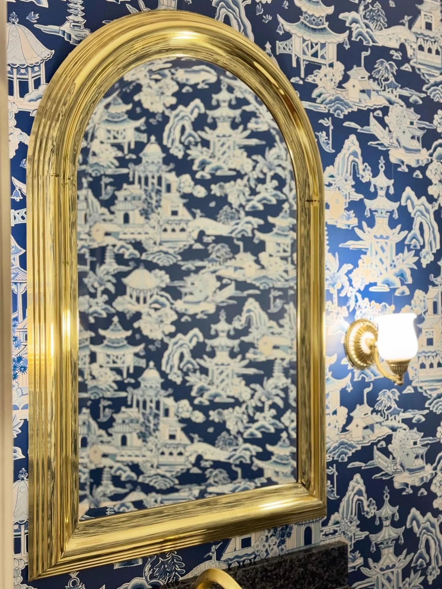 Goodbye beautiful house and beautiful wallpaper 😍 We had a fabulous 4 days and can&rsquo;t thank everyone enough that came out to shop with us even in the rain ☔️ #estatesale #estatesalefinds #savannah #visitsavannah #walkpaper