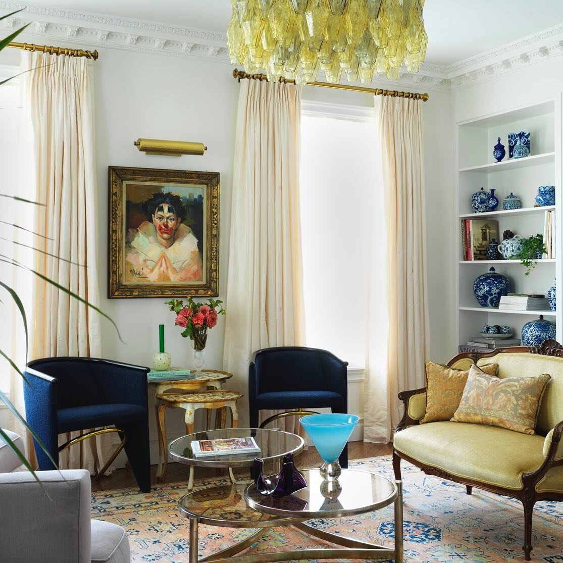 Funky color palette + 18th century antique + Mid-century vintage + luxe textiles + clown = an original JDK designed interior. #happyfriday 
📸 @chrismottalini 
📖 @housebeautiful 

.
.
.
.
.
#interiordesign #jdkinteriors #interiordesigner #decor #hom